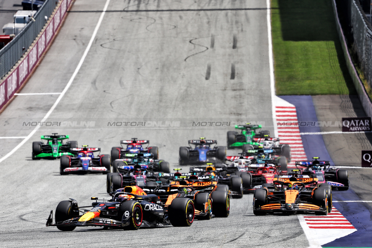 GP AUSTRIA, Max Verstappen (NLD) Red Bull Racing RB20 davanti a at the partenza of Sprint.

29.06.2024. Formula 1 World Championship, Rd 11, Austrian Grand Prix, Spielberg, Austria, Sprint e Qualifiche Day.

- www.xpbimages.com, EMail: requests@xpbimages.com © Copyright: Charniaux / XPB Images