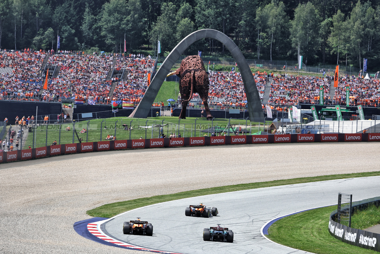 GP AUSTRIA, Oscar Piastri (AUS) McLaren MCL38 e George Russell (GBR) Mercedes AMG F1 W15.

29.06.2024. Formula 1 World Championship, Rd 11, Austrian Grand Prix, Spielberg, Austria, Sprint e Qualifiche Day.

- www.xpbimages.com, EMail: requests@xpbimages.com © Copyright: Bearne / XPB Images