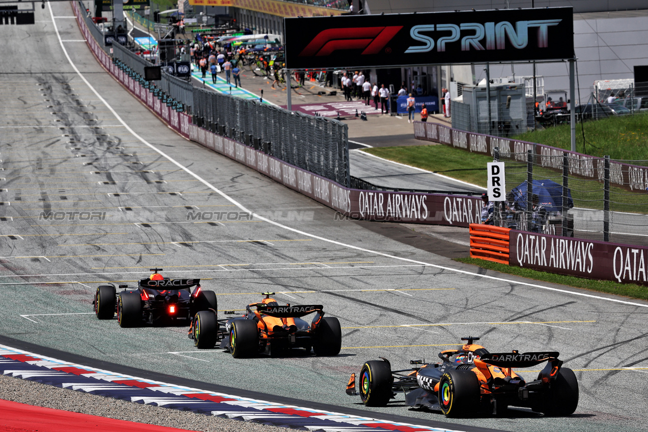 GP AUSTRIA, Max Verstappen (NLD) Red Bull Racing RB20 davanti a Lando Norris (GBR) McLaren MCL38 e Oscar Piastri (AUS) McLaren MCL38.

29.06.2024. Formula 1 World Championship, Rd 11, Austrian Grand Prix, Spielberg, Austria, Sprint e Qualifiche Day.

- www.xpbimages.com, EMail: requests@xpbimages.com © Copyright: Batchelor / XPB Images