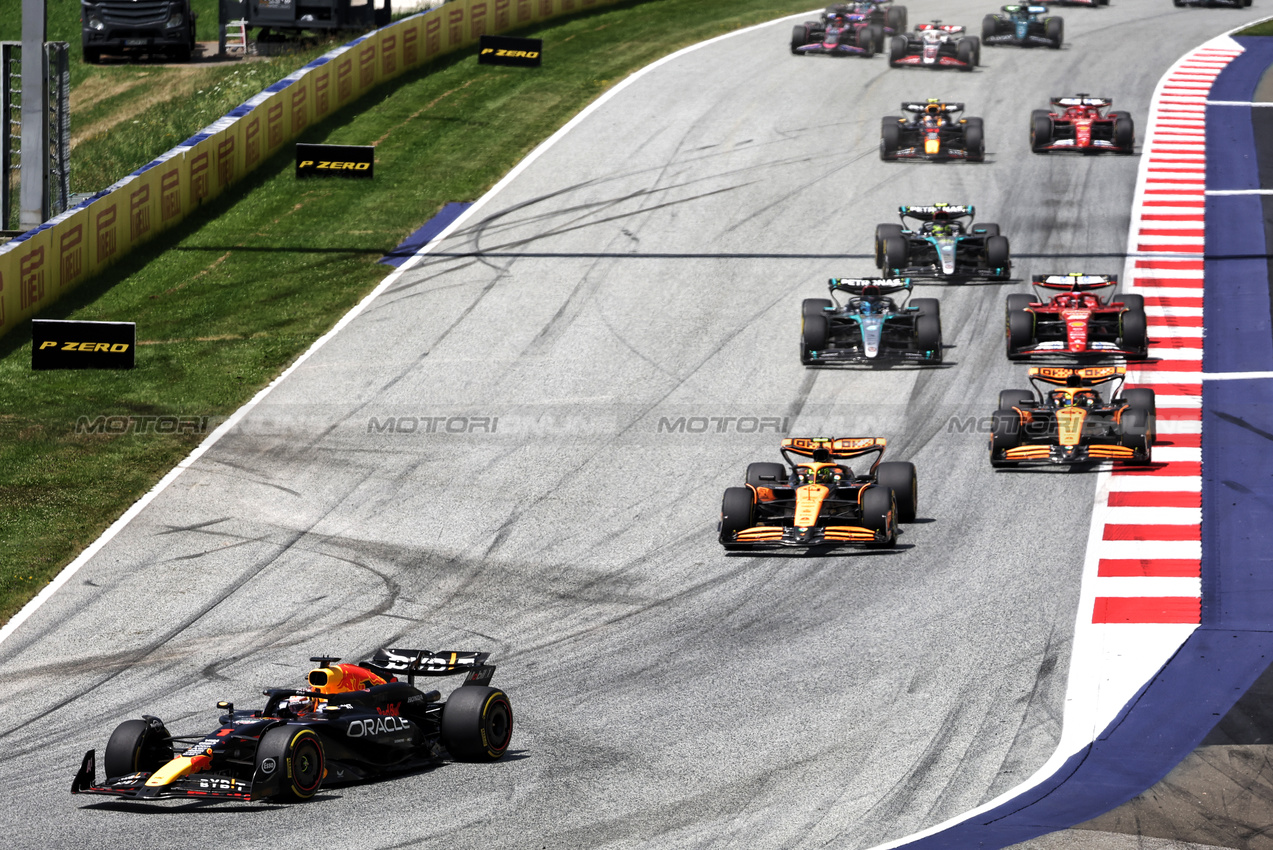 GP AUSTRIA, Max Verstappen (NLD) Red Bull Racing RB20 davanti a at the partenza of Sprint.

29.06.2024. Formula 1 World Championship, Rd 11, Austrian Grand Prix, Spielberg, Austria, Sprint e Qualifiche Day.

- www.xpbimages.com, EMail: requests@xpbimages.com © Copyright: Bearne / XPB Images