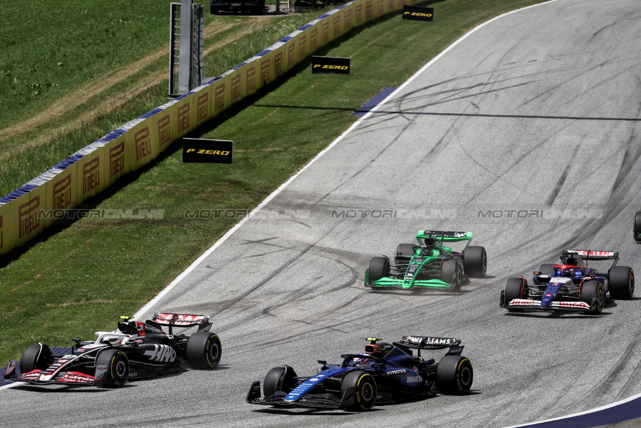 GP AUSTRIA, Nico Hulkenberg (GER) Haas VF-24 e Logan Sargeant (USA) Williams Racing FW46 at the partenza of Sprint.

29.06.2024. Formula 1 World Championship, Rd 11, Austrian Grand Prix, Spielberg, Austria, Sprint e Qualifiche Day.

- www.xpbimages.com, EMail: requests@xpbimages.com © Copyright: Bearne / XPB Images