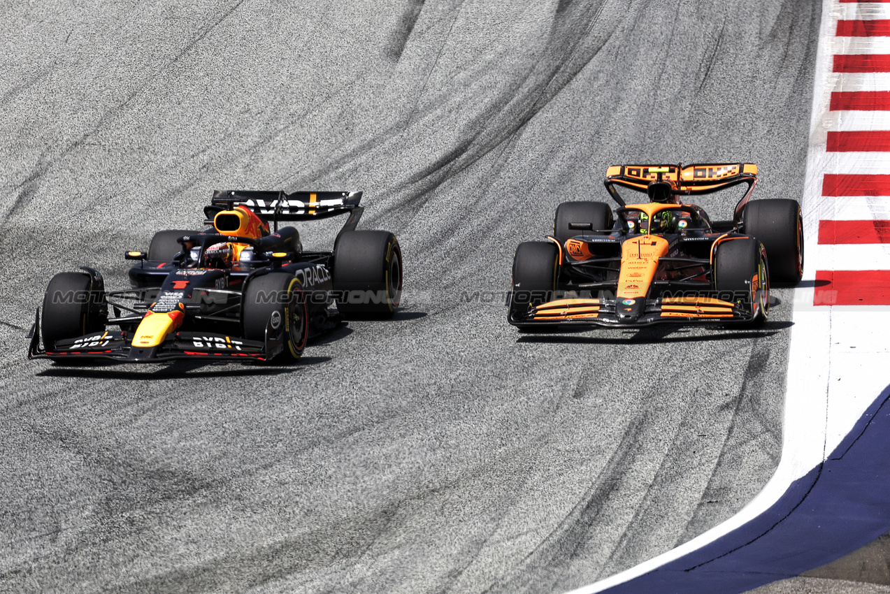 GP AUSTRIA, Max Verstappen (NLD) Red Bull Racing RB20 e Lando Norris (GBR) McLaren MCL38 battle for the lead of the race.

29.06.2024. Formula 1 World Championship, Rd 11, Austrian Grand Prix, Spielberg, Austria, Sprint e Qualifiche Day.

- www.xpbimages.com, EMail: requests@xpbimages.com © Copyright: Bearne / XPB Images