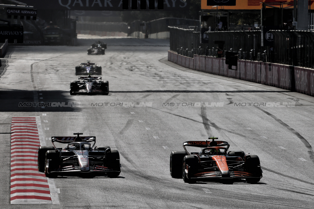 GP AZERBAIJAN, Lando Norris (GBR) McLaren MCL38 e Oliver Bearman (GBR) Haas VF-24 battle for position.

15.09.2024. Formula 1 World Championship, Rd 17, Azerbaijan Grand Prix, Baku Street Circuit, Azerbaijan, Gara Day.

- www.xpbimages.com, EMail: requests@xpbimages.com © Copyright: Batchelor / XPB Images