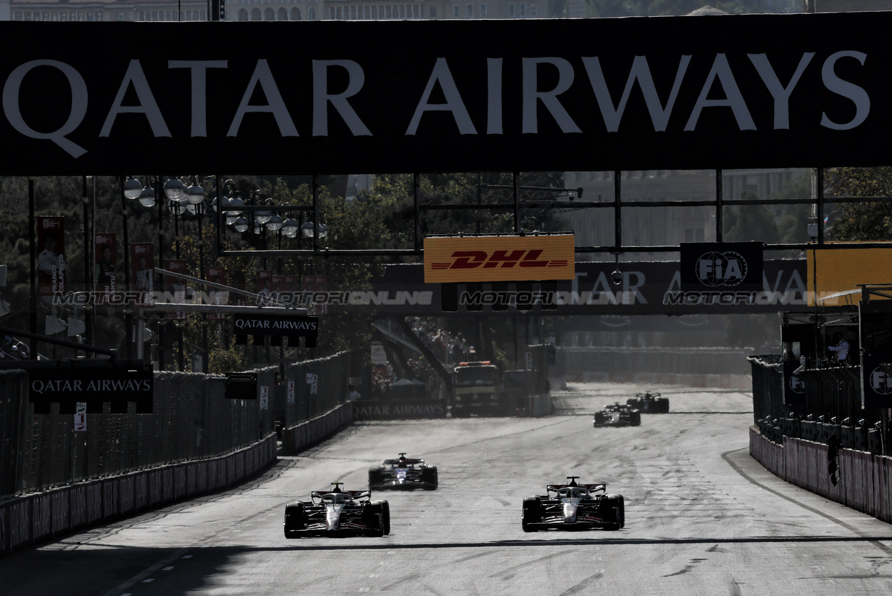 GP AZERBAIJAN, (L to R): Nico Hulkenberg (GER) Haas VF-24 e team mate Oliver Bearman (GBR) Haas VF-24 battle for position.

15.09.2024. Formula 1 World Championship, Rd 17, Azerbaijan Grand Prix, Baku Street Circuit, Azerbaijan, Gara Day.

- www.xpbimages.com, EMail: requests@xpbimages.com © Copyright: Batchelor / XPB Images