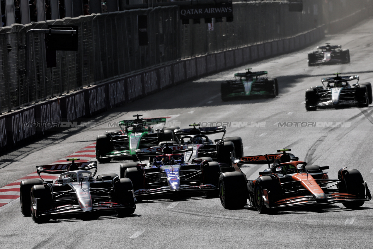 GP AZERBAIJAN, Nico Hulkenberg (GER) Haas VF-24 e Lando Norris (GBR) McLaren MCL38.

15.09.2024. Formula 1 World Championship, Rd 17, Azerbaijan Grand Prix, Baku Street Circuit, Azerbaijan, Gara Day.

- www.xpbimages.com, EMail: requests@xpbimages.com © Copyright: Batchelor / XPB Images