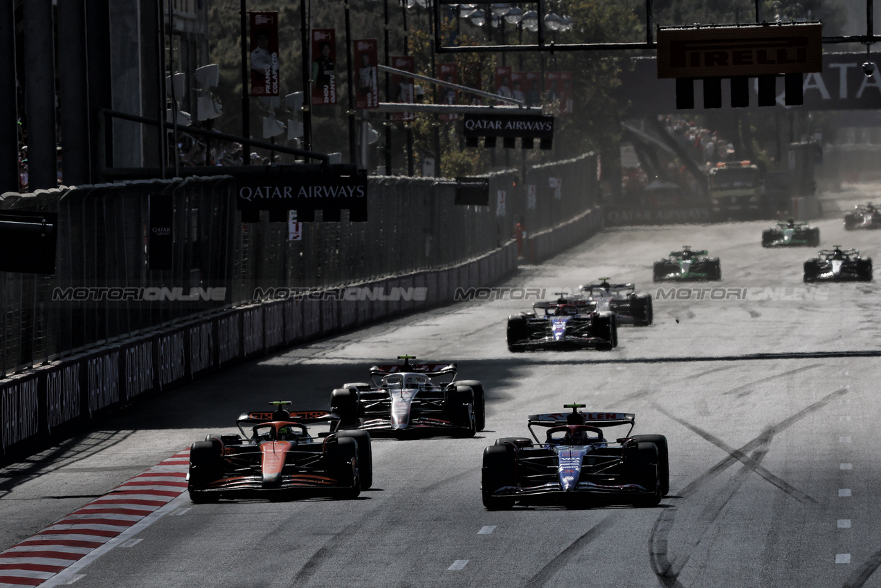 GP AZERBAIJAN, Lando Norris (GBR) McLaren MCL38 e Yuki Tsunoda (JPN) RB VCARB 01 battle for position.

15.09.2024. Formula 1 World Championship, Rd 17, Azerbaijan Grand Prix, Baku Street Circuit, Azerbaijan, Gara Day.

- www.xpbimages.com, EMail: requests@xpbimages.com © Copyright: Batchelor / XPB Images