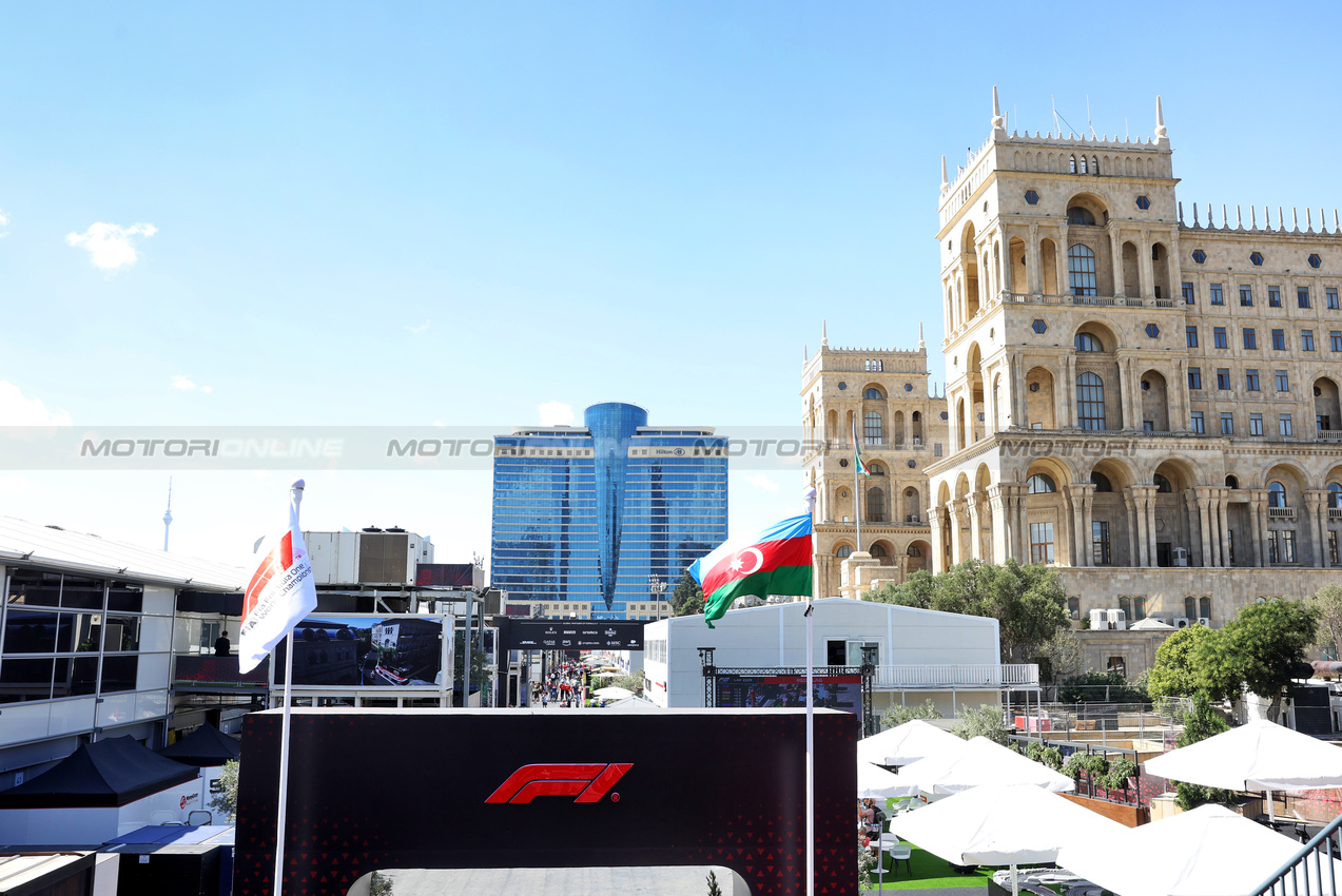 GP AZERBAIJAN, Paddock Atmosfera.

15.09.2024. Formula 1 World Championship, Rd 17, Azerbaijan Grand Prix, Baku Street Circuit, Azerbaijan, Gara Day.

- www.xpbimages.com, EMail: requests@xpbimages.com © Copyright: Bearne / XPB Images