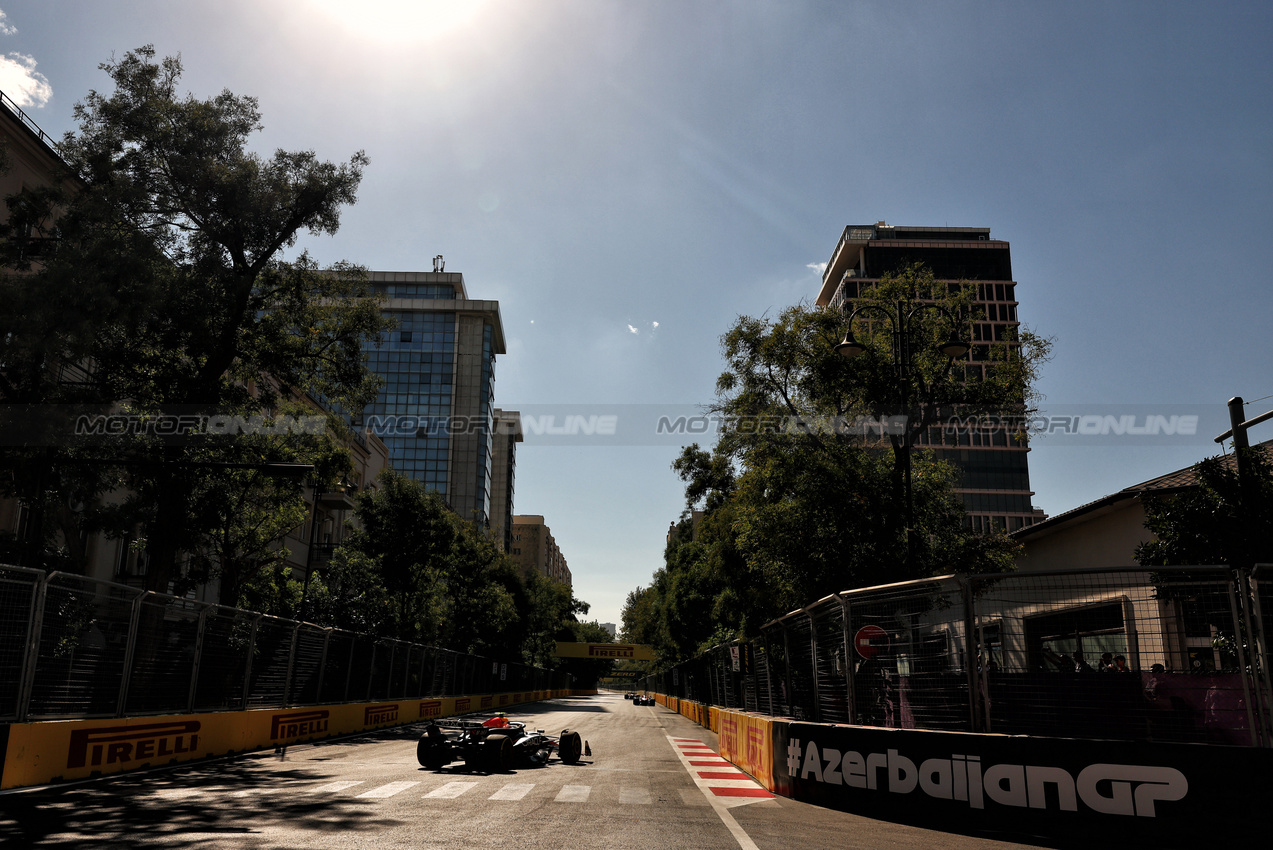 GP AZERBAIJAN, Sergio Perez (MEX) Red Bull Racing RB20.

15.09.2024. Formula 1 World Championship, Rd 17, Azerbaijan Grand Prix, Baku Street Circuit, Azerbaijan, Gara Day.

 - www.xpbimages.com, EMail: requests@xpbimages.com © Copyright: Coates / XPB Images