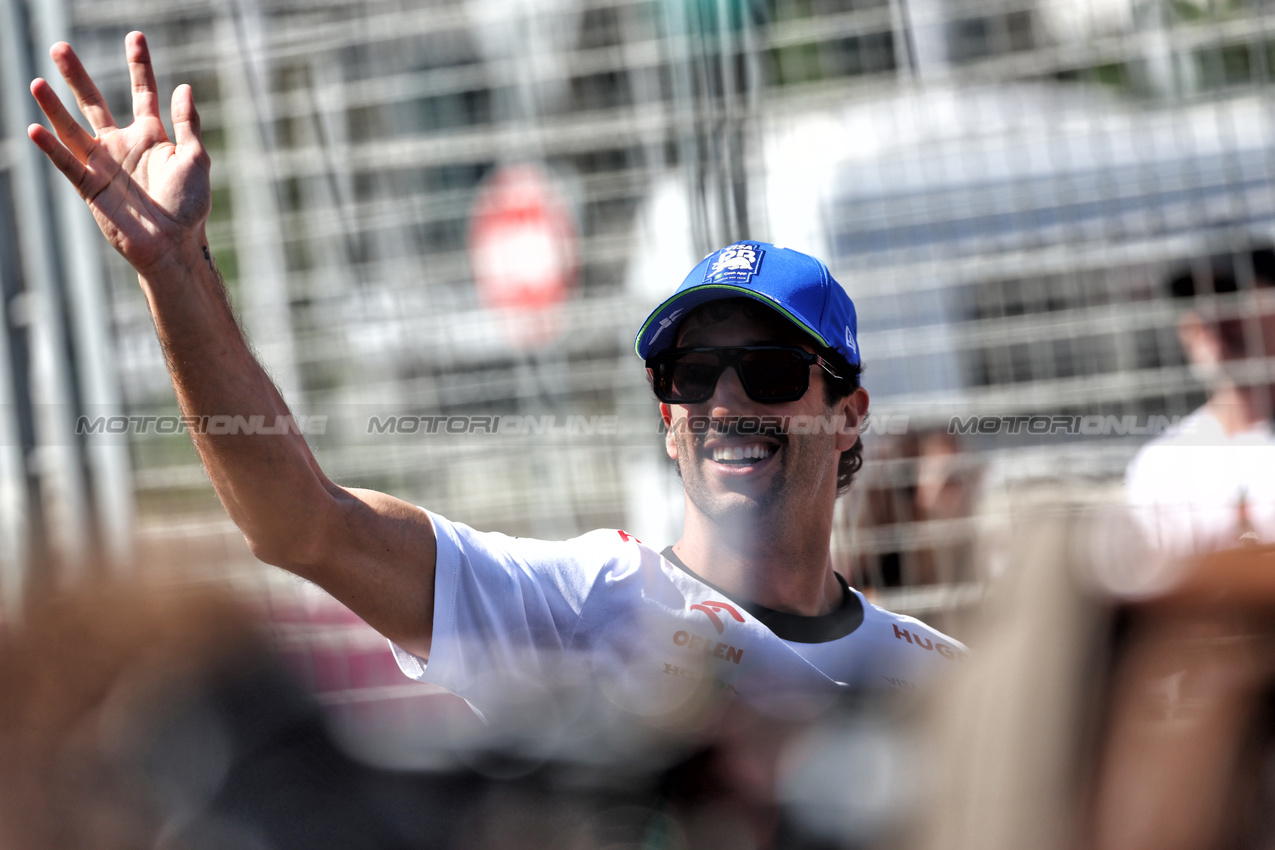 GP AZERBAIJAN, Daniel Ricciardo (AUS) RB on the drivers' parade.

15.09.2024. Formula 1 World Championship, Rd 17, Azerbaijan Grand Prix, Baku Street Circuit, Azerbaijan, Gara Day.

 - www.xpbimages.com, EMail: requests@xpbimages.com © Copyright: Coates / XPB Images