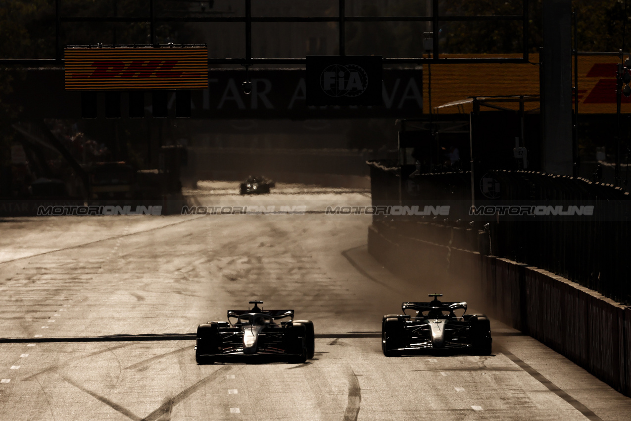 GP AZERBAIJAN, Oliver Bearman (GBR) Haas VF-24 e Lewis Hamilton (GBR) Mercedes AMG F1 W15 battle for position.

15.09.2024. Formula 1 World Championship, Rd 17, Azerbaijan Grand Prix, Baku Street Circuit, Azerbaijan, Gara Day.

 - www.xpbimages.com, EMail: requests@xpbimages.com © Copyright: Coates / XPB Images