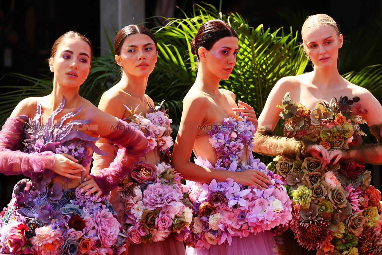 GP AZERBAIJAN, Paddock Atmosfera - floral dresses.

15.09.2024. Formula 1 World Championship, Rd 17, Azerbaijan Grand Prix, Baku Street Circuit, Azerbaijan, Gara Day.

 - www.xpbimages.com, EMail: requests@xpbimages.com © Copyright: Coates / XPB Images