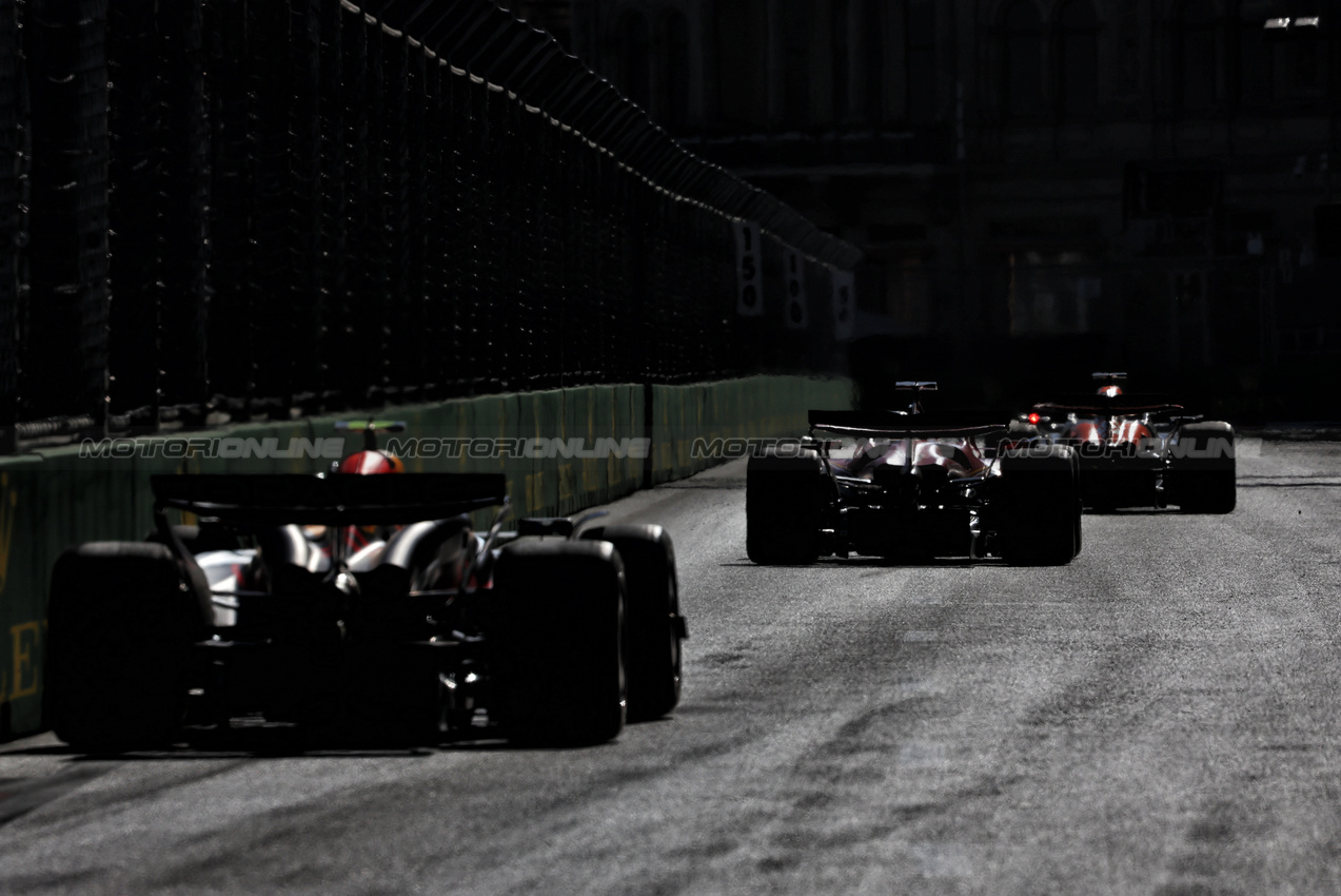 GP AZERBAIJAN, Oscar Piastri (AUS) McLaren MCL38 davanti a Charles Leclerc (MON) Ferrari SF-24 e Sergio Perez (MEX) Red Bull Racing RB20.

15.09.2024. Formula 1 World Championship, Rd 17, Azerbaijan Grand Prix, Baku Street Circuit, Azerbaijan, Gara Day.

- www.xpbimages.com, EMail: requests@xpbimages.com © Copyright: Charniaux / XPB Images