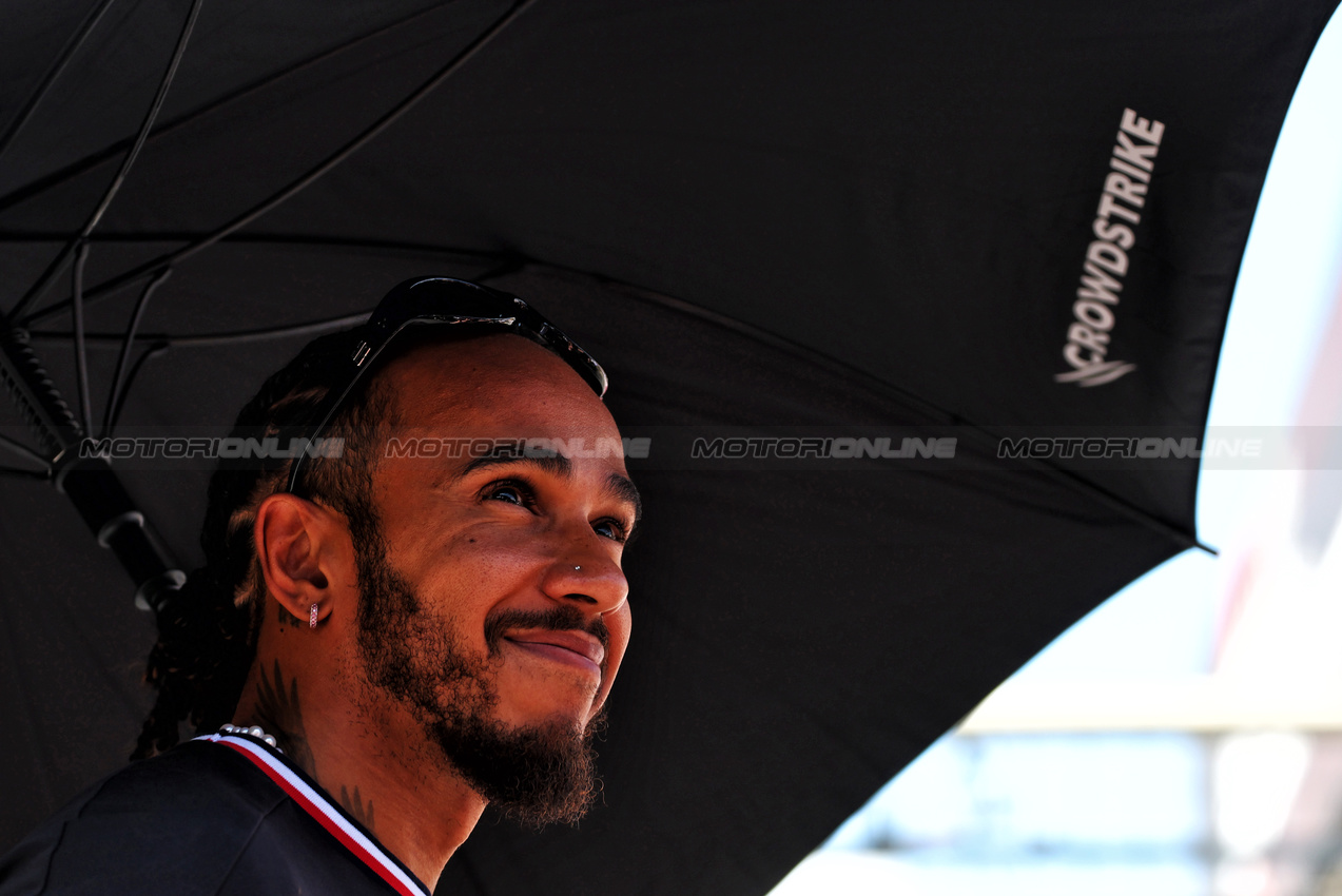 GP AZERBAIJAN, Lewis Hamilton (GBR) Mercedes AMG F1 on the drivers' parade.

15.09.2024. Formula 1 World Championship, Rd 17, Azerbaijan Grand Prix, Baku Street Circuit, Azerbaijan, Gara Day.

 - www.xpbimages.com, EMail: requests@xpbimages.com © Copyright: Coates / XPB Images