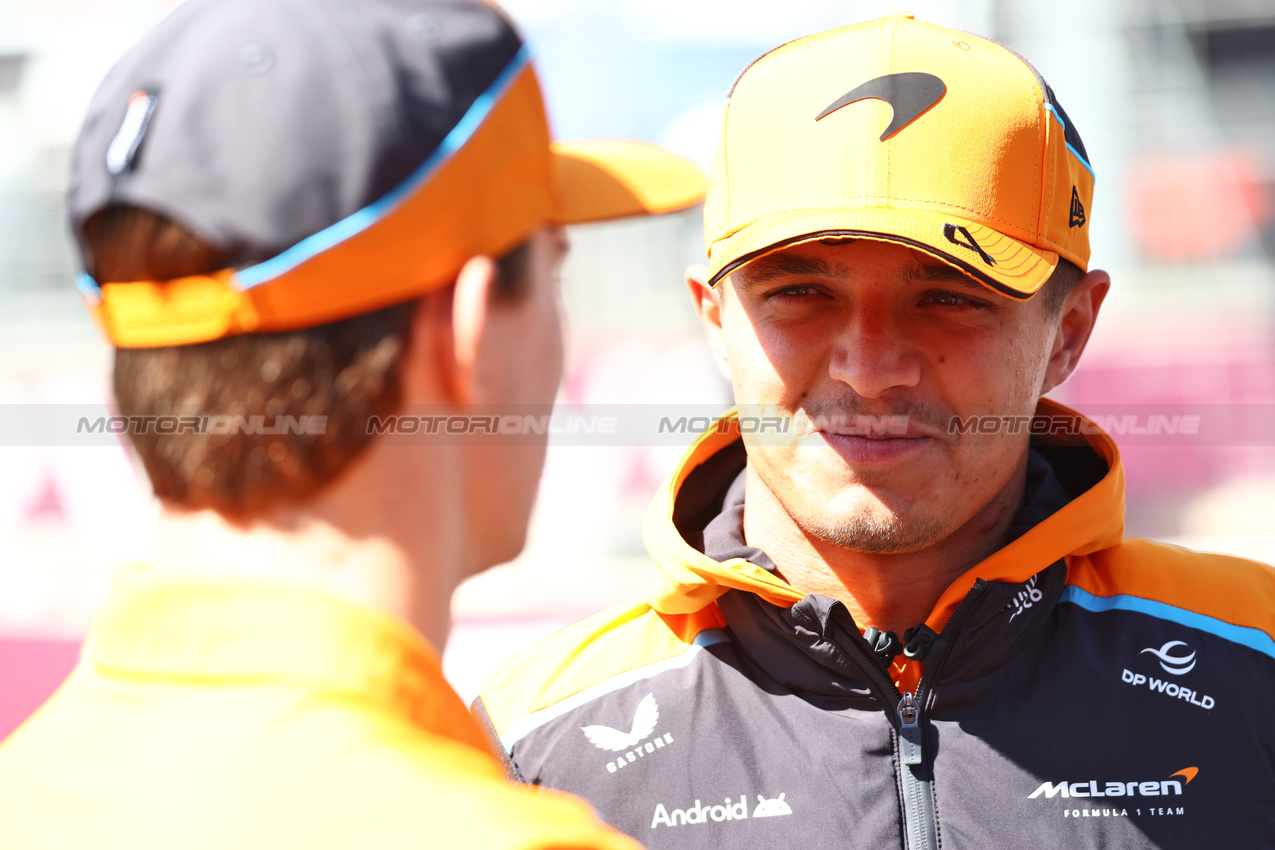 GP AZERBAIJAN, Lando Norris (GBR) McLaren e team mate Oscar Piastri (AUS) McLaren on the drivers' parade.

15.09.2024. Formula 1 World Championship, Rd 17, Azerbaijan Grand Prix, Baku Street Circuit, Azerbaijan, Gara Day.

 - www.xpbimages.com, EMail: requests@xpbimages.com © Copyright: Coates / XPB Images