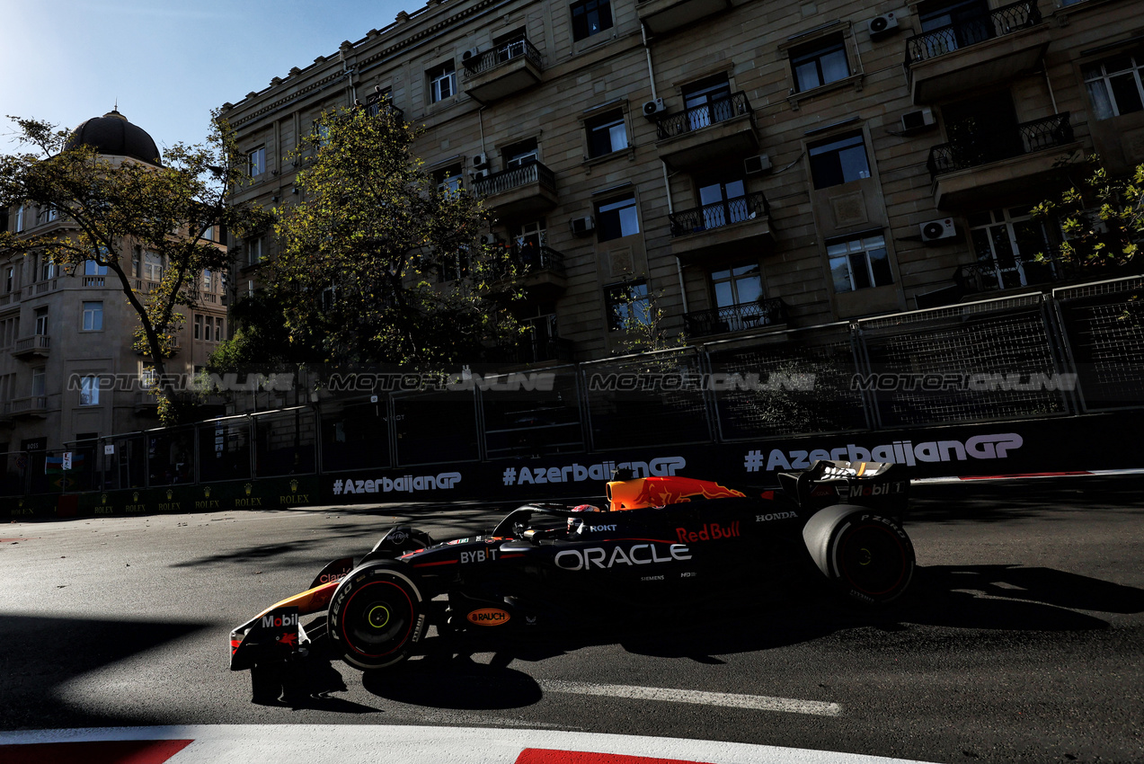 GP AZERBAIJAN, Max Verstappen (NLD) Red Bull Racing RB20.

15.09.2024. Formula 1 World Championship, Rd 17, Azerbaijan Grand Prix, Baku Street Circuit, Azerbaijan, Gara Day.

- www.xpbimages.com, EMail: requests@xpbimages.com © Copyright: Charniaux / XPB Images