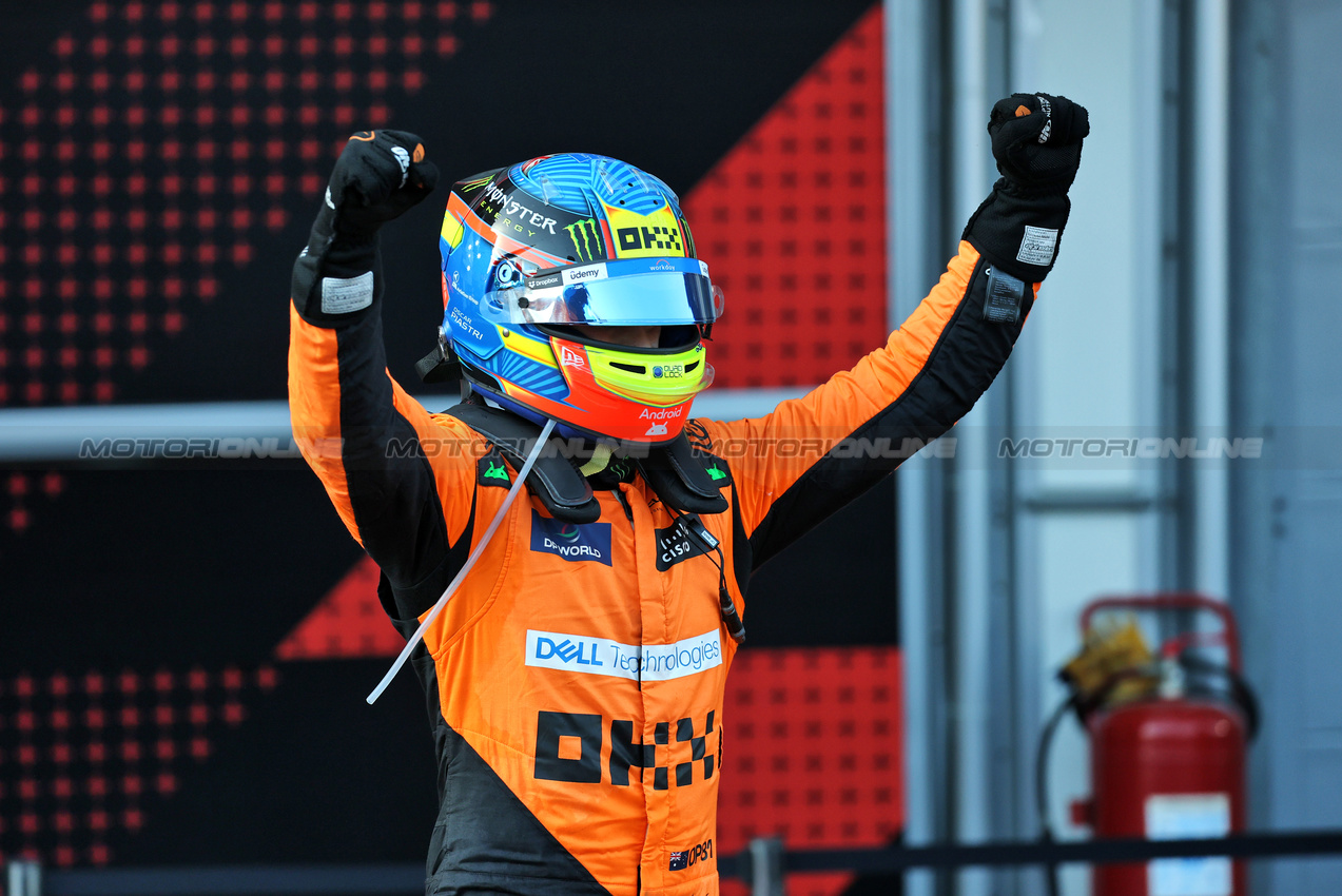 GP AZERBAIJAN, Gara winner Oscar Piastri (AUS) McLaren MCL38 celebrates in parc ferme.

15.09.2024. Formula 1 World Championship, Rd 17, Azerbaijan Grand Prix, Baku Street Circuit, Azerbaijan, Gara Day.

- www.xpbimages.com, EMail: requests@xpbimages.com © Copyright: Batchelor / XPB Images