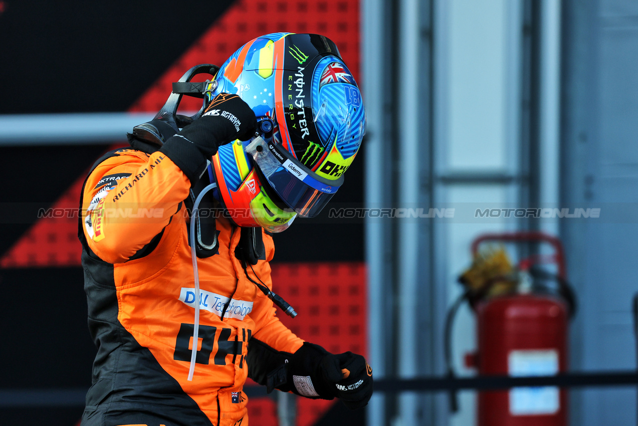 GP AZERBAIJAN, Gara winner Oscar Piastri (AUS) McLaren MCL38 celebrates in parc ferme.

15.09.2024. Formula 1 World Championship, Rd 17, Azerbaijan Grand Prix, Baku Street Circuit, Azerbaijan, Gara Day.

- www.xpbimages.com, EMail: requests@xpbimages.com © Copyright: Batchelor / XPB Images