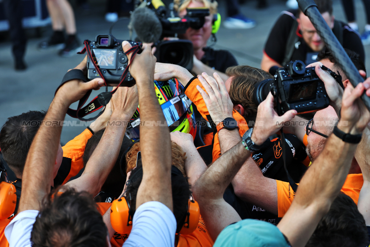 GP AZERBAIJAN, Gara winner Oscar Piastri (AUS) McLaren MCL38 celebrates in parc ferme.

15.09.2024. Formula 1 World Championship, Rd 17, Azerbaijan Grand Prix, Baku Street Circuit, Azerbaijan, Gara Day.

- www.xpbimages.com, EMail: requests@xpbimages.com © Copyright: Batchelor / XPB Images