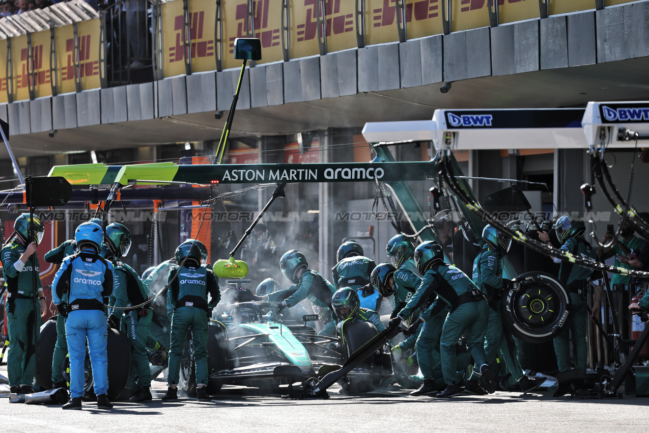 GP AZERBAIJAN, Lance Stroll (CDN) Aston Martin F1 Team AMR24 makes a pit stop.

15.09.2024. Formula 1 World Championship, Rd 17, Azerbaijan Grand Prix, Baku Street Circuit, Azerbaijan, Gara Day.

- www.xpbimages.com, EMail: requests@xpbimages.com © Copyright: Batchelor / XPB Images