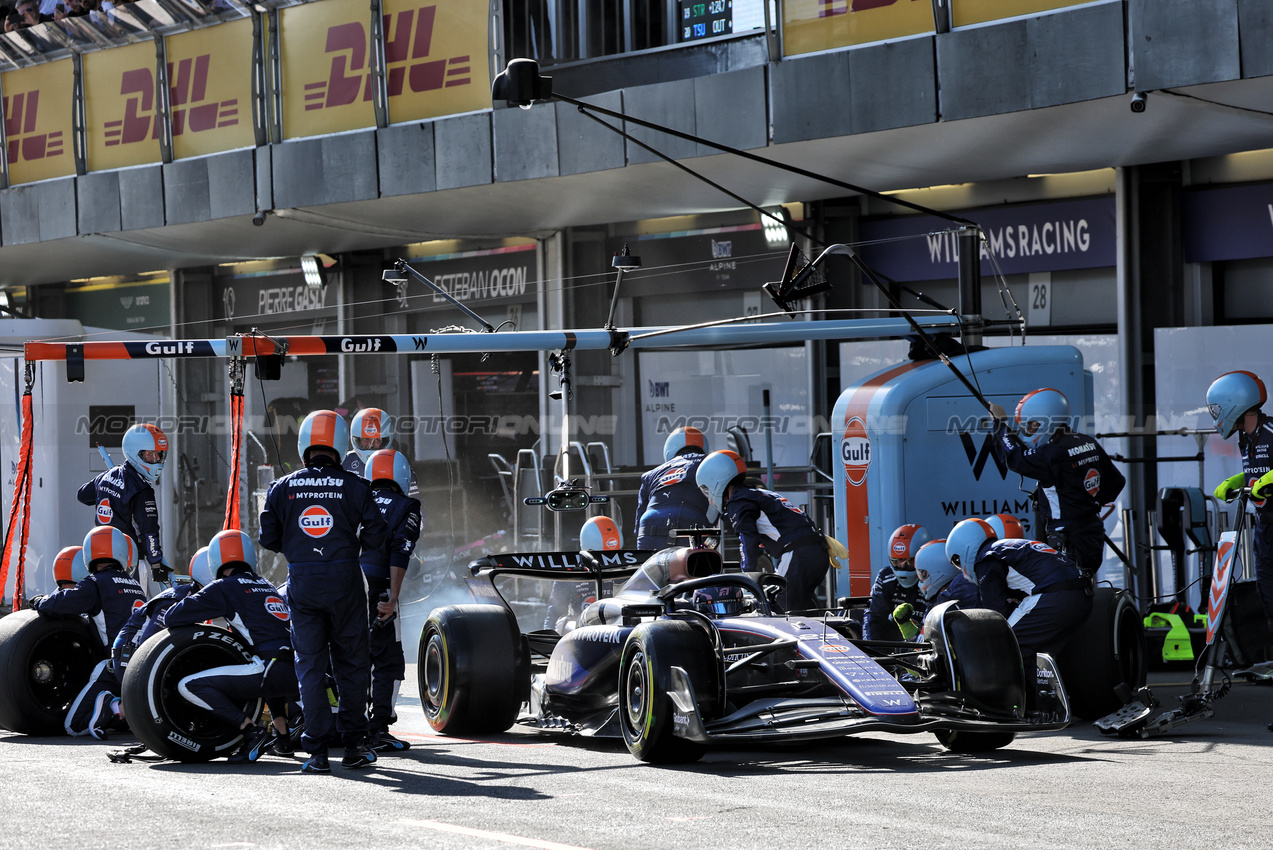 GP AZERBAIJAN, Alexander Albon (THA) Williams Racing FW46 makes a pit stop.

15.09.2024. Formula 1 World Championship, Rd 17, Azerbaijan Grand Prix, Baku Street Circuit, Azerbaijan, Gara Day.

- www.xpbimages.com, EMail: requests@xpbimages.com © Copyright: Batchelor / XPB Images