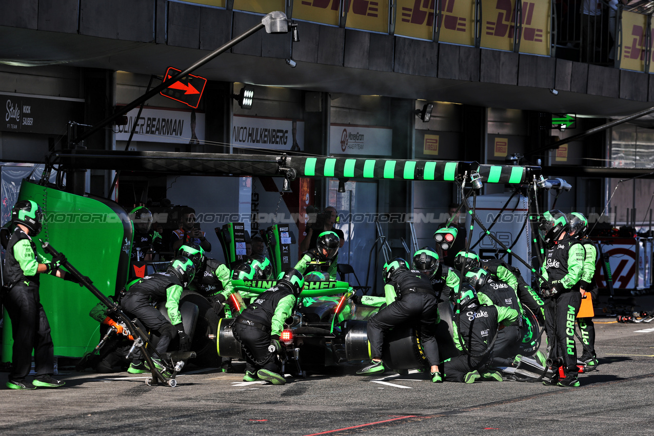 GP AZERBAIJAN, Zhou Guanyu (CHN) Sauber C44 makes a pit stop.

15.09.2024. Formula 1 World Championship, Rd 17, Azerbaijan Grand Prix, Baku Street Circuit, Azerbaijan, Gara Day.

- www.xpbimages.com, EMail: requests@xpbimages.com © Copyright: Batchelor / XPB Images