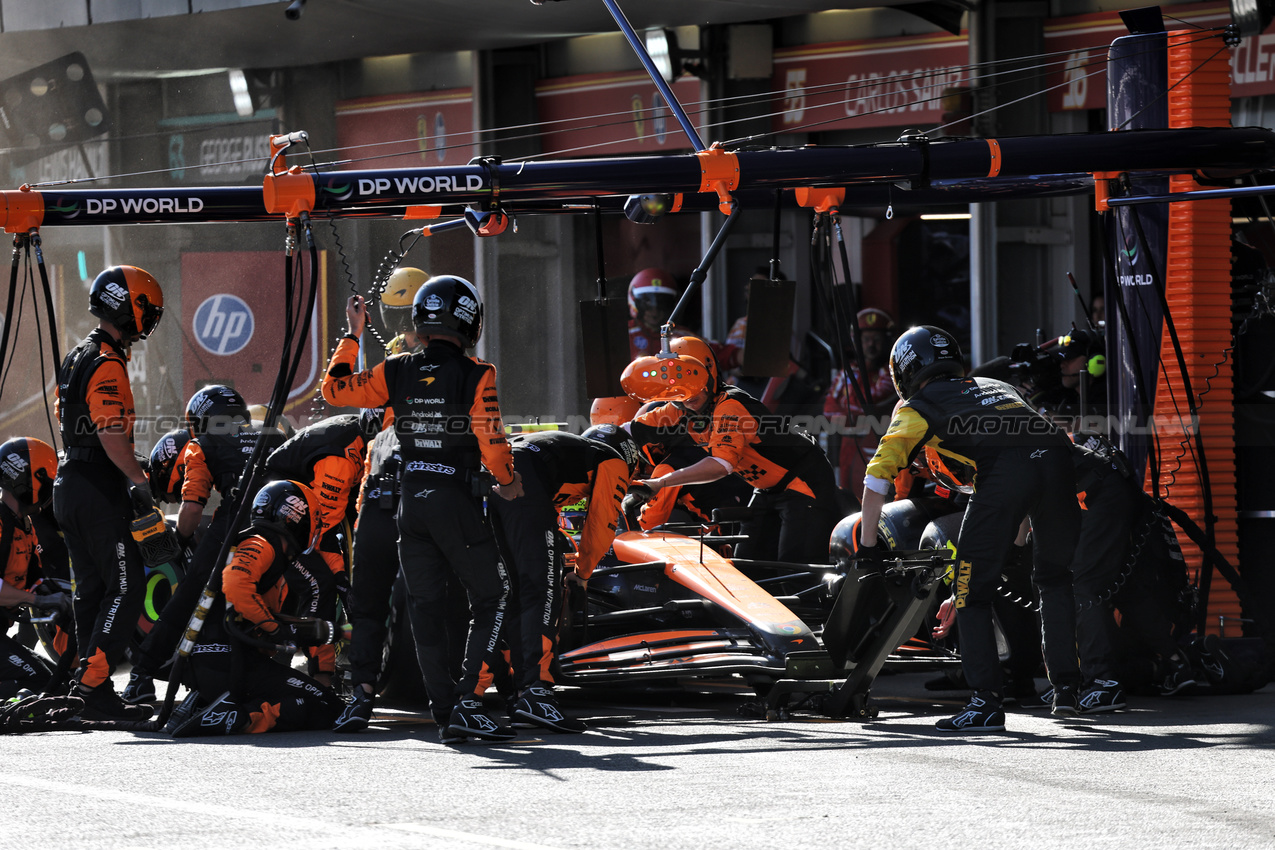 GP AZERBAIJAN, Lando Norris (GBR) McLaren MCL38 makes a pit stop.

15.09.2024. Formula 1 World Championship, Rd 17, Azerbaijan Grand Prix, Baku Street Circuit, Azerbaijan, Gara Day.

- www.xpbimages.com, EMail: requests@xpbimages.com © Copyright: Batchelor / XPB Images