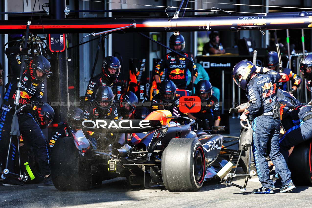 GP AZERBAIJAN, Max Verstappen (NLD) Red Bull Racing RB20 makes a pit stop.

15.09.2024. Formula 1 World Championship, Rd 17, Azerbaijan Grand Prix, Baku Street Circuit, Azerbaijan, Gara Day.

- www.xpbimages.com, EMail: requests@xpbimages.com © Copyright: Batchelor / XPB Images