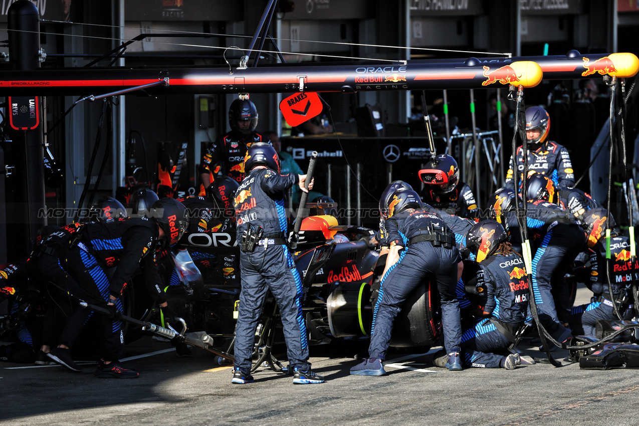 GP AZERBAIJAN, Max Verstappen (NLD) Red Bull Racing RB20 makes a pit stop.

15.09.2024. Formula 1 World Championship, Rd 17, Azerbaijan Grand Prix, Baku Street Circuit, Azerbaijan, Gara Day.

- www.xpbimages.com, EMail: requests@xpbimages.com © Copyright: Batchelor / XPB Images