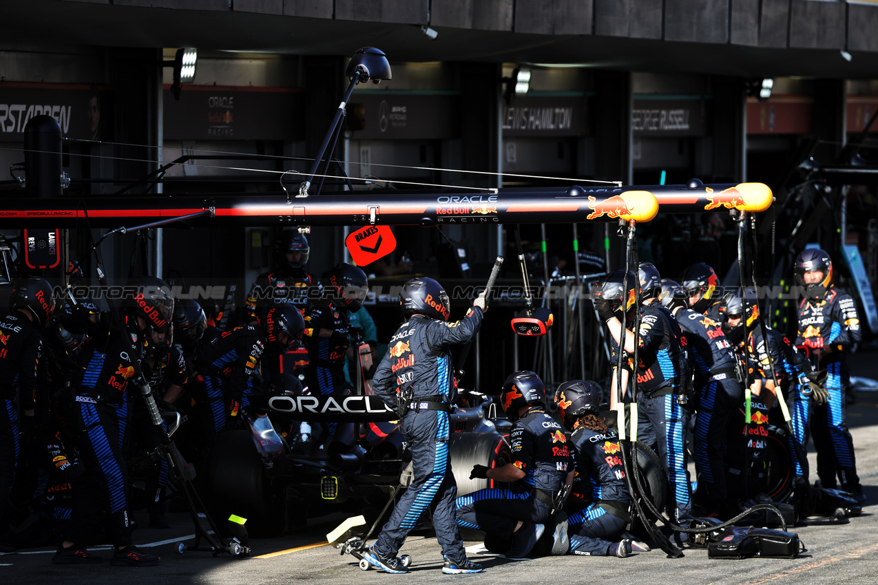 GP AZERBAIJAN, Max Verstappen (NLD) Red Bull Racing RB20 makes a pit stop.

15.09.2024. Formula 1 World Championship, Rd 17, Azerbaijan Grand Prix, Baku Street Circuit, Azerbaijan, Gara Day.

- www.xpbimages.com, EMail: requests@xpbimages.com © Copyright: Batchelor / XPB Images