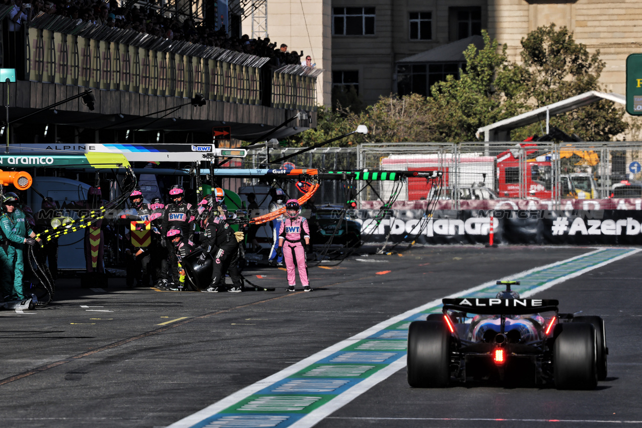 GP AZERBAIJAN, Pierre Gasly (FRA) Alpine F1 Team A524 makes a pit stop.

15.09.2024. Formula 1 World Championship, Rd 17, Azerbaijan Grand Prix, Baku Street Circuit, Azerbaijan, Gara Day.

- www.xpbimages.com, EMail: requests@xpbimages.com © Copyright: Batchelor / XPB Images