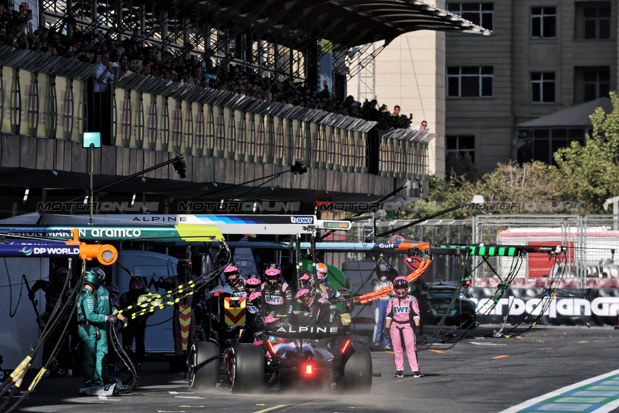 GP AZERBAIJAN, Pierre Gasly (FRA) Alpine F1 Team A524 makes a pit stop.

15.09.2024. Formula 1 World Championship, Rd 17, Azerbaijan Grand Prix, Baku Street Circuit, Azerbaijan, Gara Day.

- www.xpbimages.com, EMail: requests@xpbimages.com © Copyright: Batchelor / XPB Images