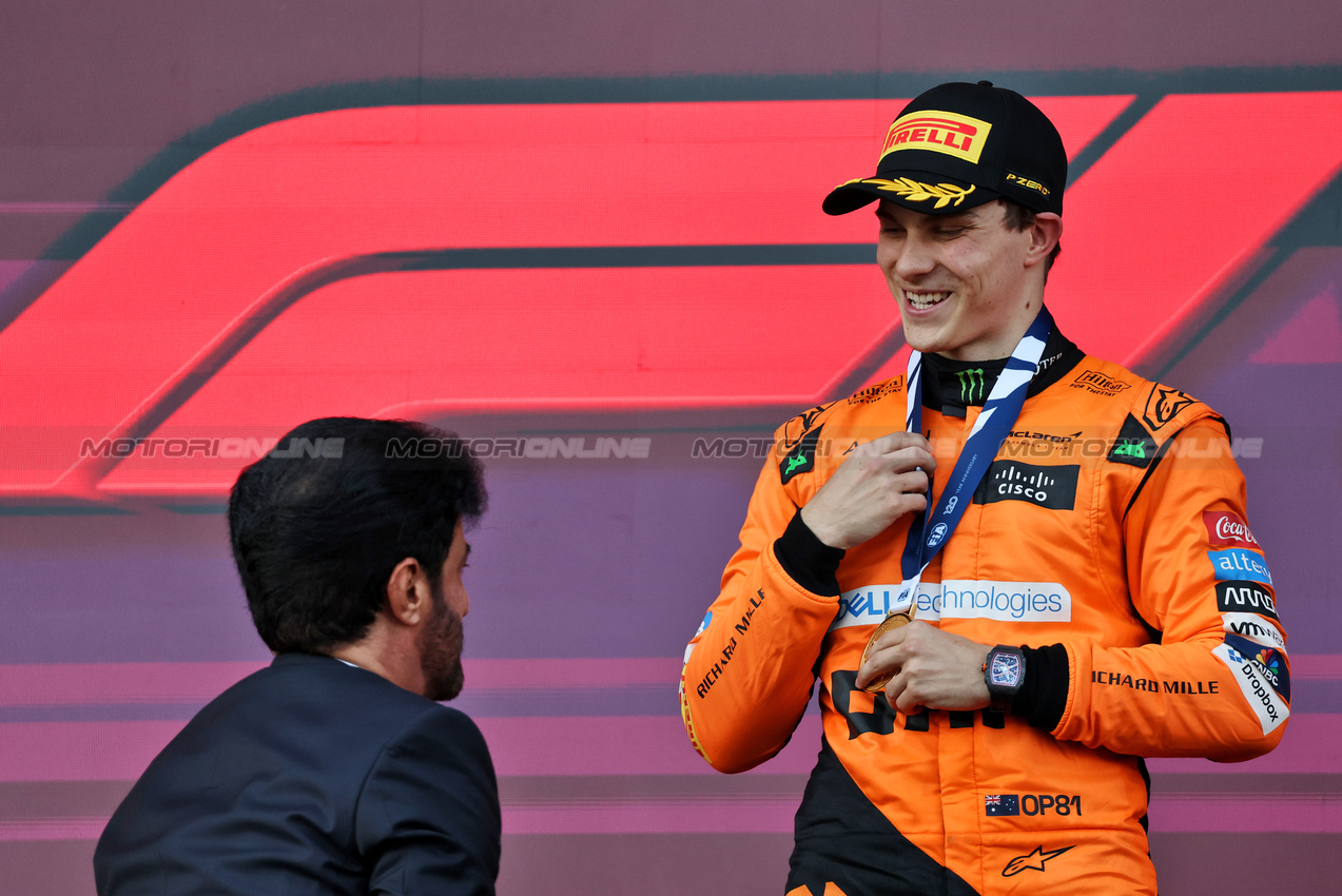 GP AZERBAIJAN, Gara winner Oscar Piastri (AUS) McLaren celebrates on the podium.

15.09.2024. Formula 1 World Championship, Rd 17, Azerbaijan Grand Prix, Baku Street Circuit, Azerbaijan, Gara Day.

- www.xpbimages.com, EMail: requests@xpbimages.com © Copyright: Batchelor / XPB Images