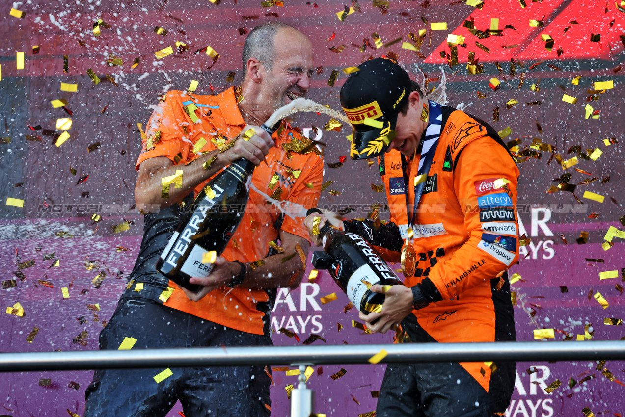 GP AZERBAIJAN, Gara winner Oscar Piastri (AUS) McLaren celebrates on the podium with Tom Stallard (GBR) McLaren Gara Engineer.

15.09.2024. Formula 1 World Championship, Rd 17, Azerbaijan Grand Prix, Baku Street Circuit, Azerbaijan, Gara Day.

- www.xpbimages.com, EMail: requests@xpbimages.com © Copyright: Batchelor / XPB Images