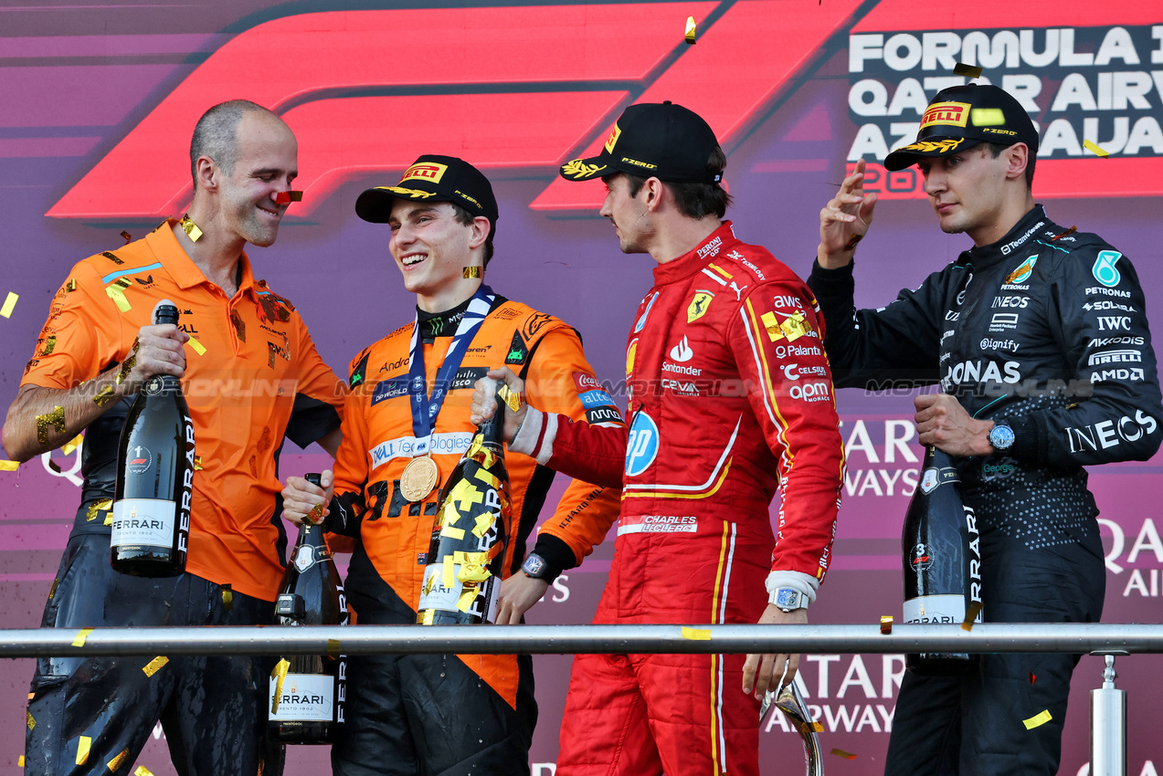 GP AZERBAIJAN, The podium (L to R): Tom Stallard (GBR) McLaren Gara Engineer; Charles Leclerc (MON) Ferrari, second; Oscar Piastri (AUS) McLaren, vincitore; George Russell (GBR) Mercedes AMG F1, third.

15.09.2024. Formula 1 World Championship, Rd 17, Azerbaijan Grand Prix, Baku Street Circuit, Azerbaijan, Gara Day.

- www.xpbimages.com, EMail: requests@xpbimages.com © Copyright: Batchelor / XPB Images