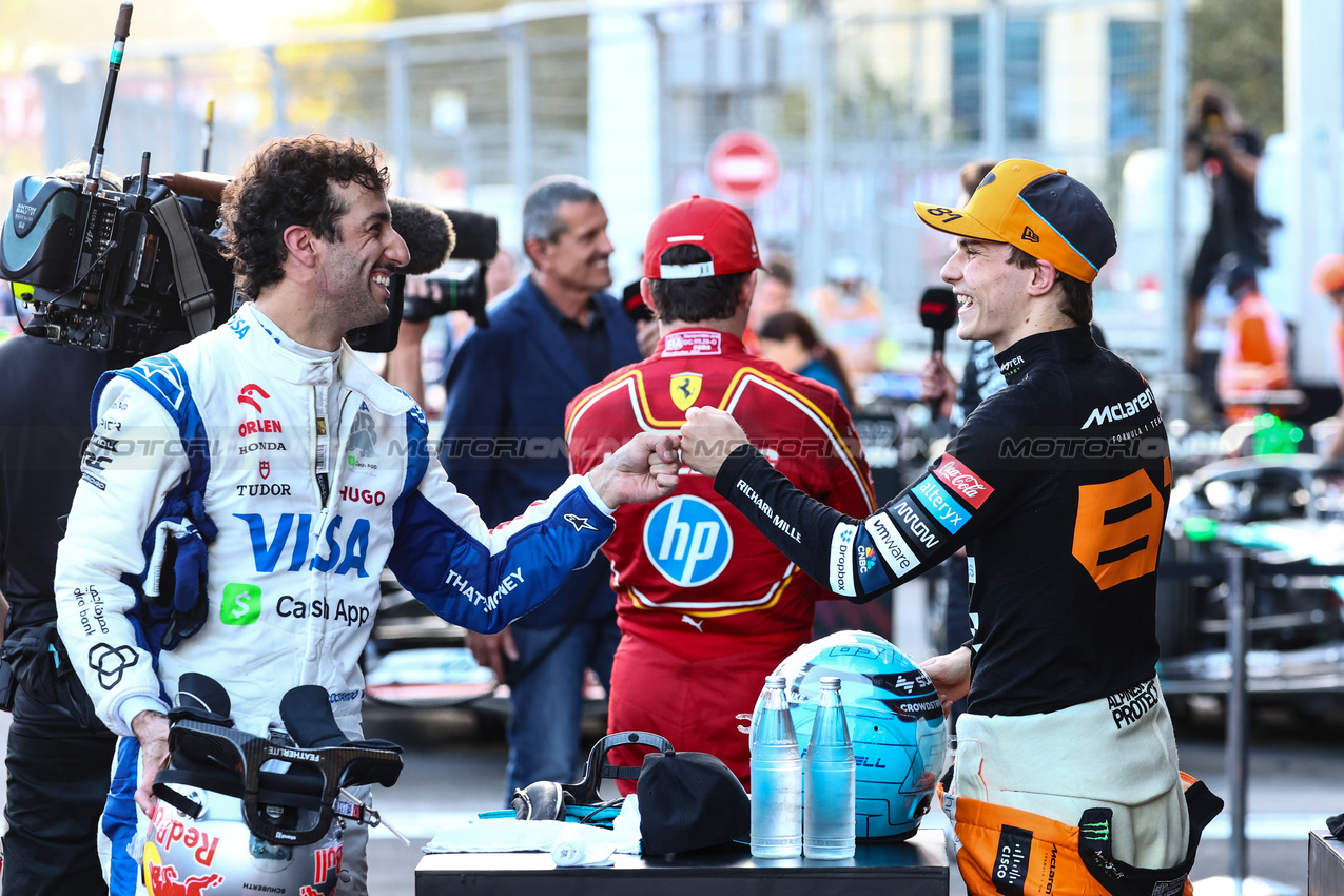 GP AZERBAIJAN, Oscar Piastri (AUS), McLaren Daniel Ricciardo (AUS), RB F1 Team 
15.09.2024. Formula 1 World Championship, Rd 17, Azerbaijan Grand Prix, Baku Street Circuit, Azerbaijan, Gara Day.
- www.xpbimages.com, EMail: requests@xpbimages.com © Copyright: Charniaux / XPB Images