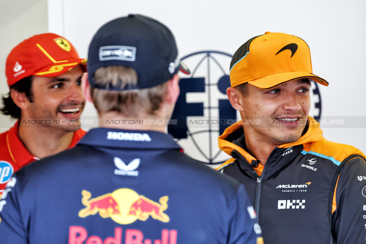 GP AZERBAIJAN, Lando Norris (GBR) McLaren with Carlos Sainz Jr (ESP) Ferrari e Max Verstappen (NLD) Red Bull Racing on the drivers' parade.

15.09.2024. Formula 1 World Championship, Rd 17, Azerbaijan Grand Prix, Baku Street Circuit, Azerbaijan, Gara Day.

 - www.xpbimages.com, EMail: requests@xpbimages.com © Copyright: Coates / XPB Images