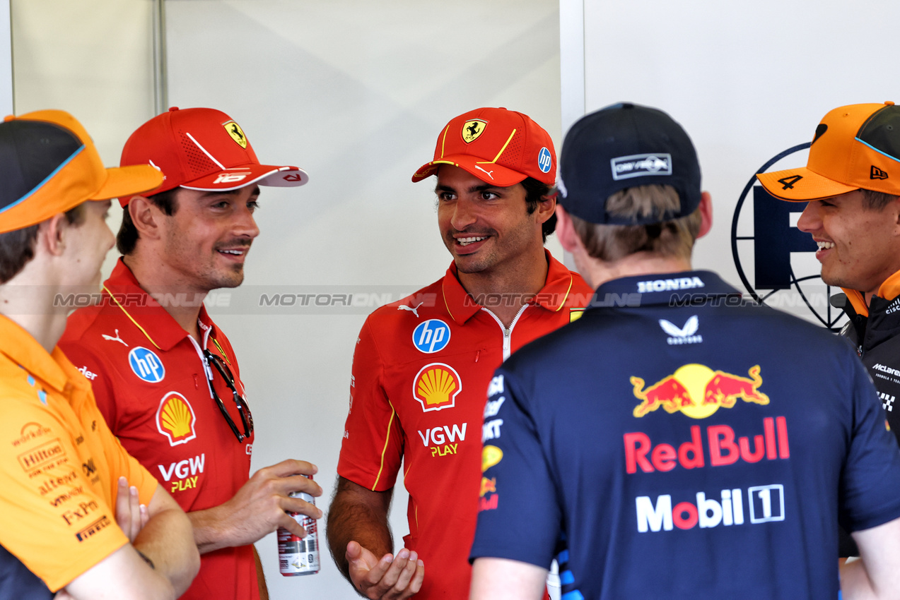 GP AZERBAIJAN, (L to R): Oscar Piastri (AUS) McLaren; Charles Leclerc (MON) Ferrari; Carlos Sainz Jr (ESP) Ferrari; Max Verstappen (NLD) Red Bull Racing; e Lando Norris (GBR) McLaren, on the drivers' parade.

15.09.2024. Formula 1 World Championship, Rd 17, Azerbaijan Grand Prix, Baku Street Circuit, Azerbaijan, Gara Day.

 - www.xpbimages.com, EMail: requests@xpbimages.com © Copyright: Coates / XPB Images