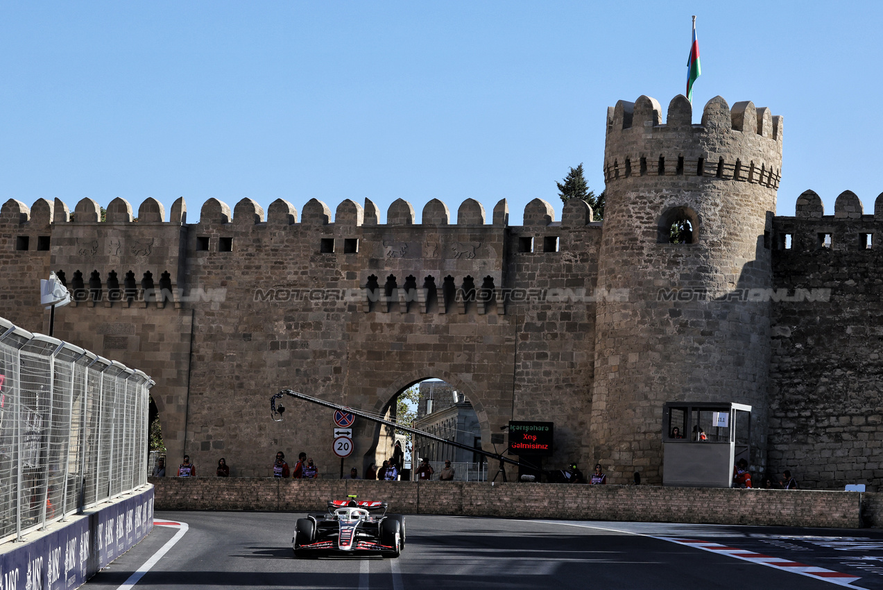 GP AZERBAIJAN, Nico Hulkenberg (GER) Haas VF-24.

15.09.2024. Formula 1 World Championship, Rd 17, Azerbaijan Grand Prix, Baku Street Circuit, Azerbaijan, Gara Day.

- www.xpbimages.com, EMail: requests@xpbimages.com © Copyright: Bearne / XPB Images