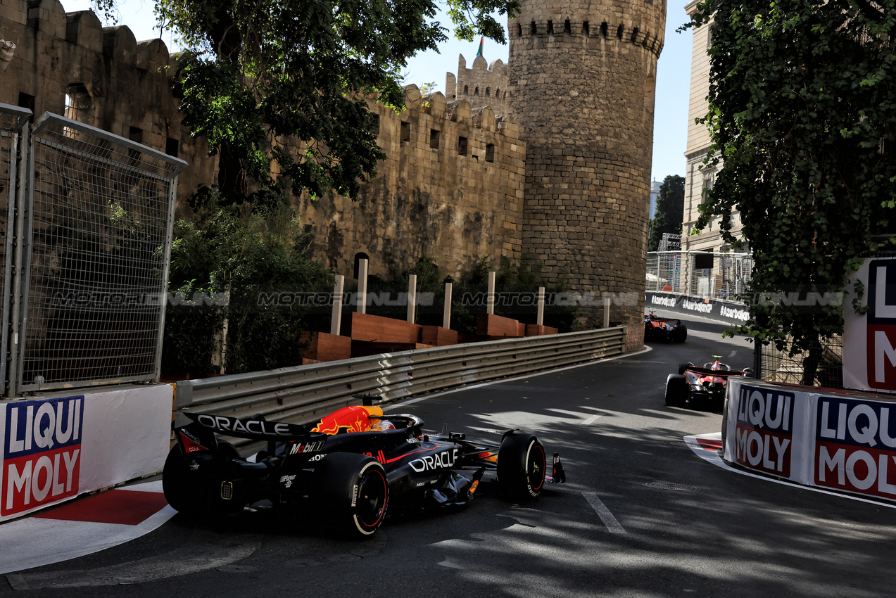 GP AZERBAIJAN, Max Verstappen (NLD) Red Bull Racing RB20.

15.09.2024. Formula 1 World Championship, Rd 17, Azerbaijan Grand Prix, Baku Street Circuit, Azerbaijan, Gara Day.

- www.xpbimages.com, EMail: requests@xpbimages.com © Copyright: Bearne / XPB Images