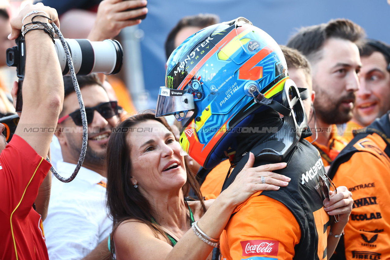 GP AZERBAIJAN, Gara winner Oscar Piastri (AUS) McLaren celebrates in parc ferme with his mother Nicole Piastri (AUS).
15.09.2024. Formula 1 World Championship, Rd 17, Azerbaijan Grand Prix, Baku Street Circuit, Azerbaijan, Gara Day.
- www.xpbimages.com, EMail: requests@xpbimages.com © Copyright: Charniaux / XPB Images