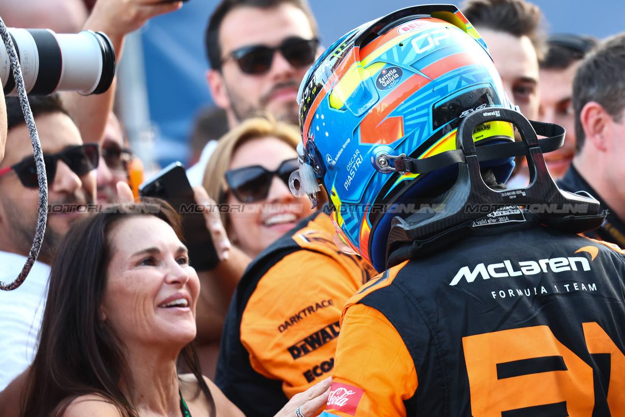 GP AZERBAIJAN, Gara winner Oscar Piastri (AUS) McLaren celebrates in parc ferme with his mother Nicole Piastri (AUS).
15.09.2024. Formula 1 World Championship, Rd 17, Azerbaijan Grand Prix, Baku Street Circuit, Azerbaijan, Gara Day.
- www.xpbimages.com, EMail: requests@xpbimages.com © Copyright: Charniaux / XPB Images