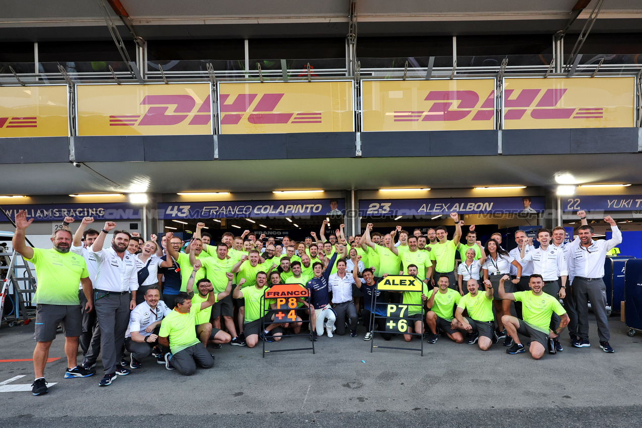 GP AZERBAIJAN, Franco Colapinto (ARG) Williams Racing; James Vowles (GBR) Williams Racing Team Principal; e Alexander Albon (THA) Williams Racing celebrate a double points finish with the team.

15.09.2024. Formula 1 World Championship, Rd 17, Azerbaijan Grand Prix, Baku Street Circuit, Azerbaijan, Gara Day.

- www.xpbimages.com, EMail: requests@xpbimages.com © Copyright: Bearne / XPB Images