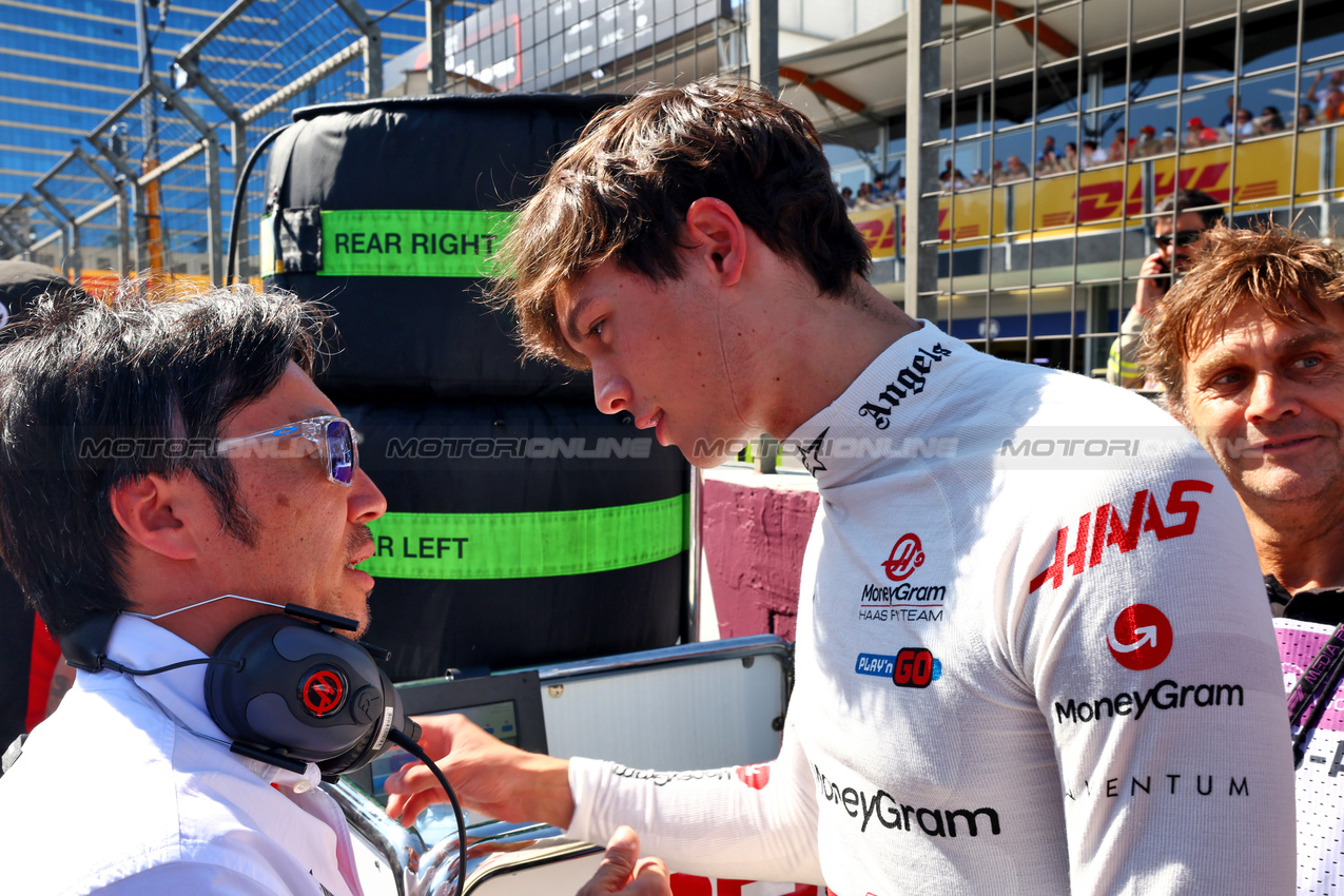 GP AZERBAIJAN, (L to R): Ayao Komatsu (JPN) Haas F1 Team Principal with Oliver Bearman (GBR) Haas F1 Team on the grid.

15.09.2024. Formula 1 World Championship, Rd 17, Azerbaijan Grand Prix, Baku Street Circuit, Azerbaijan, Gara Day.

 - www.xpbimages.com, EMail: requests@xpbimages.com © Copyright: Coates / XPB Images