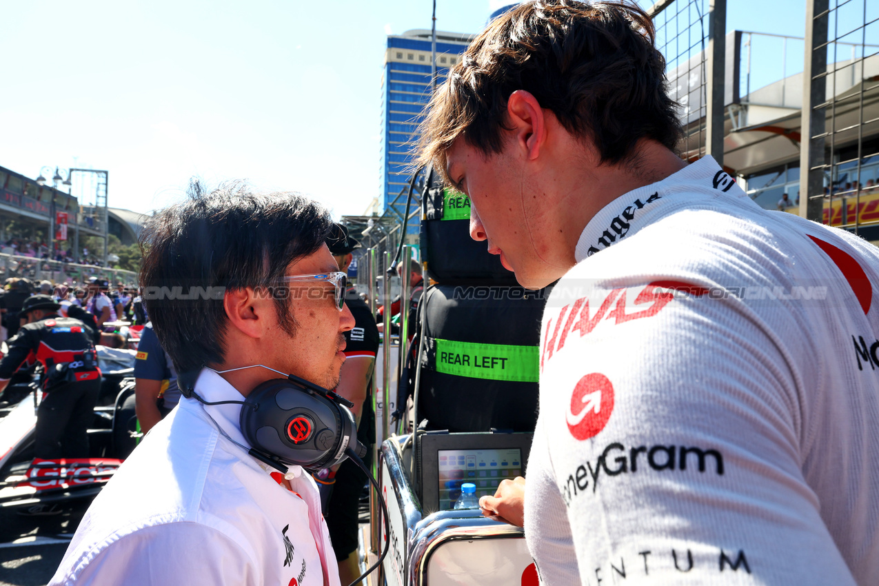 GP AZERBAIJAN, (L to R): Ayao Komatsu (JPN) Haas F1 Team Principal with Oliver Bearman (GBR) Haas F1 Team on the grid.

15.09.2024. Formula 1 World Championship, Rd 17, Azerbaijan Grand Prix, Baku Street Circuit, Azerbaijan, Gara Day.

 - www.xpbimages.com, EMail: requests@xpbimages.com © Copyright: Coates / XPB Images