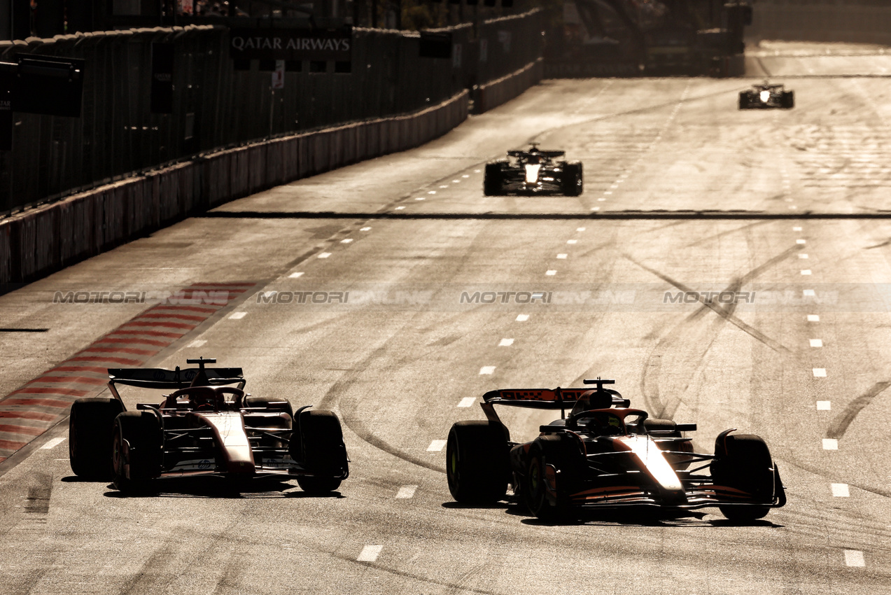 GP AZERBAIJAN, Oscar Piastri (AUS) McLaren MCL38 e Charles Leclerc (MON) Ferrari SF-24 battle for position.

15.09.2024. Formula 1 World Championship, Rd 17, Azerbaijan Grand Prix, Baku Street Circuit, Azerbaijan, Gara Day.

 - www.xpbimages.com, EMail: requests@xpbimages.com © Copyright: Coates / XPB Images