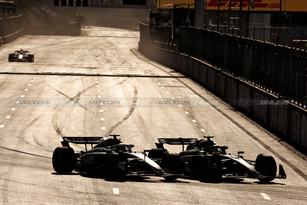 GP AZERBAIJAN, Oliver Bearman (GBR) Haas VF-24 e Lewis Hamilton (GBR) Mercedes AMG F1 W15 battle for position.

15.09.2024. Formula 1 World Championship, Rd 17, Azerbaijan Grand Prix, Baku Street Circuit, Azerbaijan, Gara Day.

 - www.xpbimages.com, EMail: requests@xpbimages.com © Copyright: Coates / XPB Images