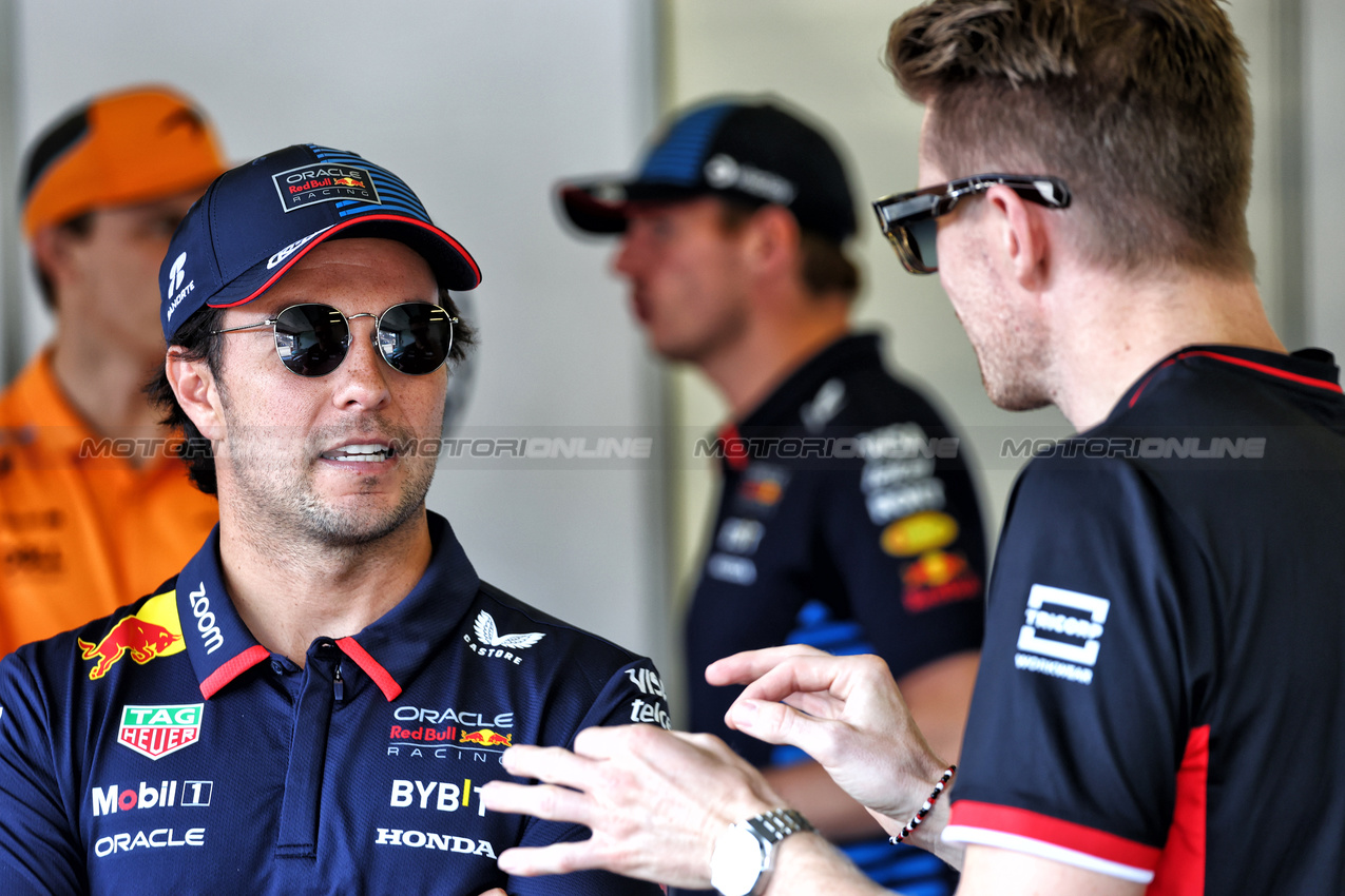 GP AZERBAIJAN, (L to R): Sergio Perez (MEX) Red Bull Racing e Nico Hulkenberg (GER) Haas F1 Team on the drivers' parade.

15.09.2024. Formula 1 World Championship, Rd 17, Azerbaijan Grand Prix, Baku Street Circuit, Azerbaijan, Gara Day.

 - www.xpbimages.com, EMail: requests@xpbimages.com © Copyright: Coates / XPB Images