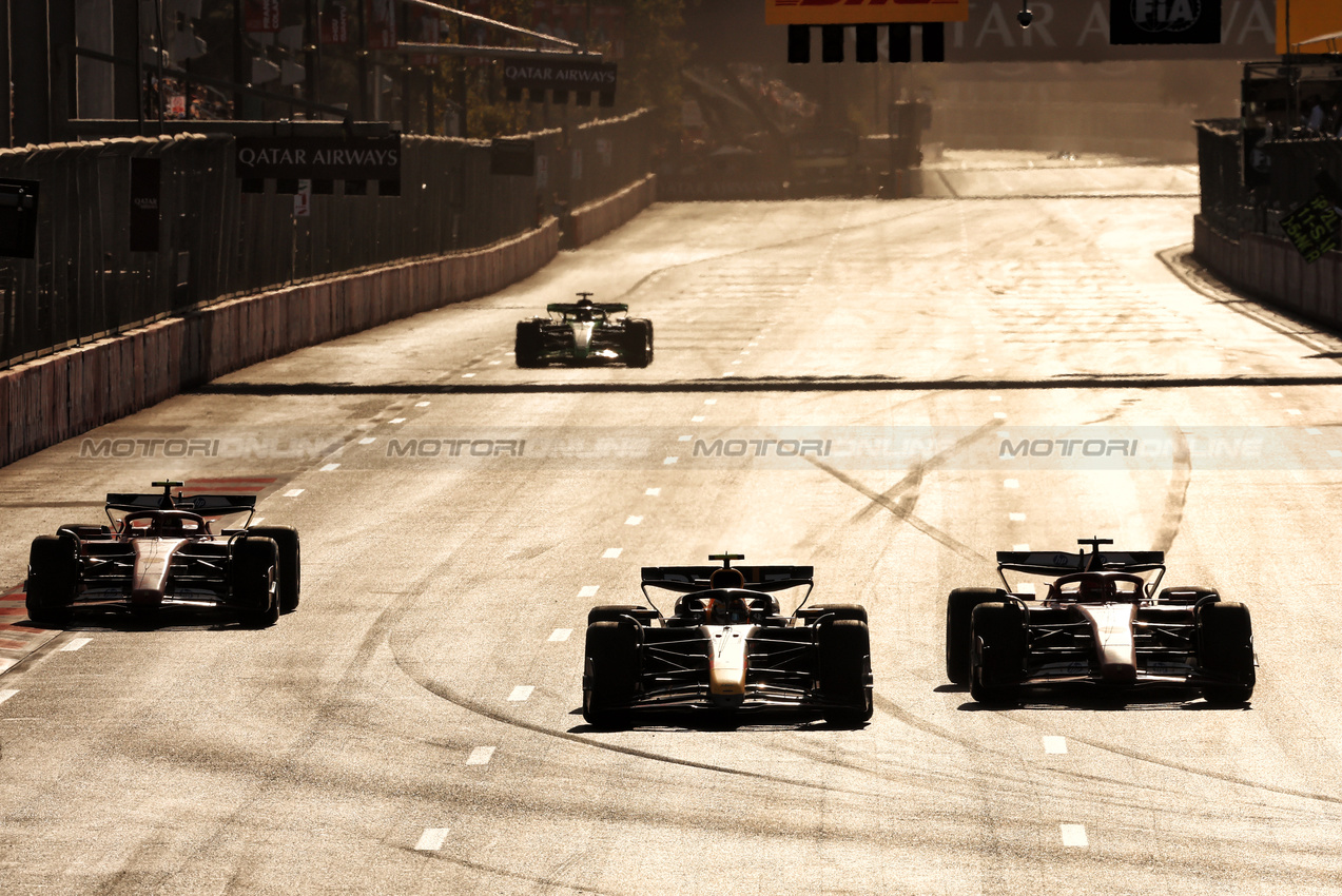 GP AZERBAIJAN, Sergio Perez (MEX) Red Bull Racing RB20 e Charles Leclerc (MON) Ferrari SF-24 battle for position.

15.09.2024. Formula 1 World Championship, Rd 17, Azerbaijan Grand Prix, Baku Street Circuit, Azerbaijan, Gara Day.

 - www.xpbimages.com, EMail: requests@xpbimages.com © Copyright: Coates / XPB Images