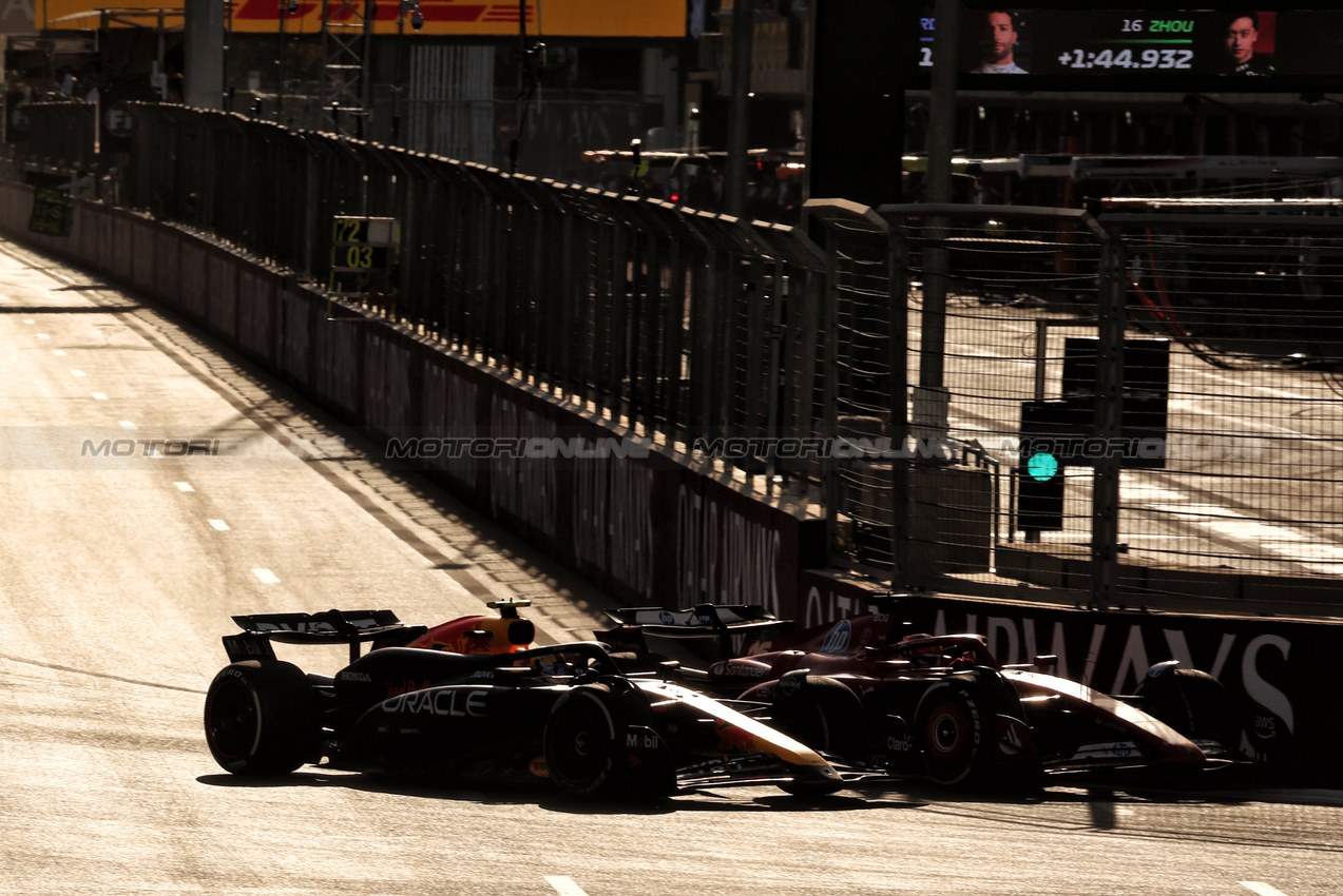 GP AZERBAIJAN, Sergio Perez (MEX) Red Bull Racing RB20 e Charles Leclerc (MON) Ferrari SF-24 battle for position.

15.09.2024. Formula 1 World Championship, Rd 17, Azerbaijan Grand Prix, Baku Street Circuit, Azerbaijan, Gara Day.

 - www.xpbimages.com, EMail: requests@xpbimages.com © Copyright: Coates / XPB Images