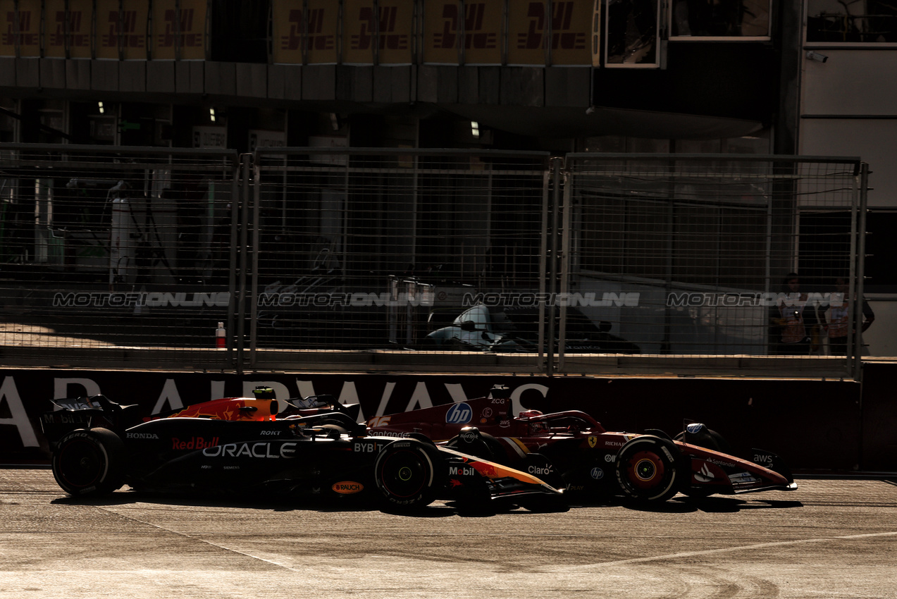 GP AZERBAIJAN, Sergio Perez (MEX) Red Bull Racing RB20 e Charles Leclerc (MON) Ferrari SF-24 battle for position.

15.09.2024. Formula 1 World Championship, Rd 17, Azerbaijan Grand Prix, Baku Street Circuit, Azerbaijan, Gara Day.

 - www.xpbimages.com, EMail: requests@xpbimages.com © Copyright: Coates / XPB Images